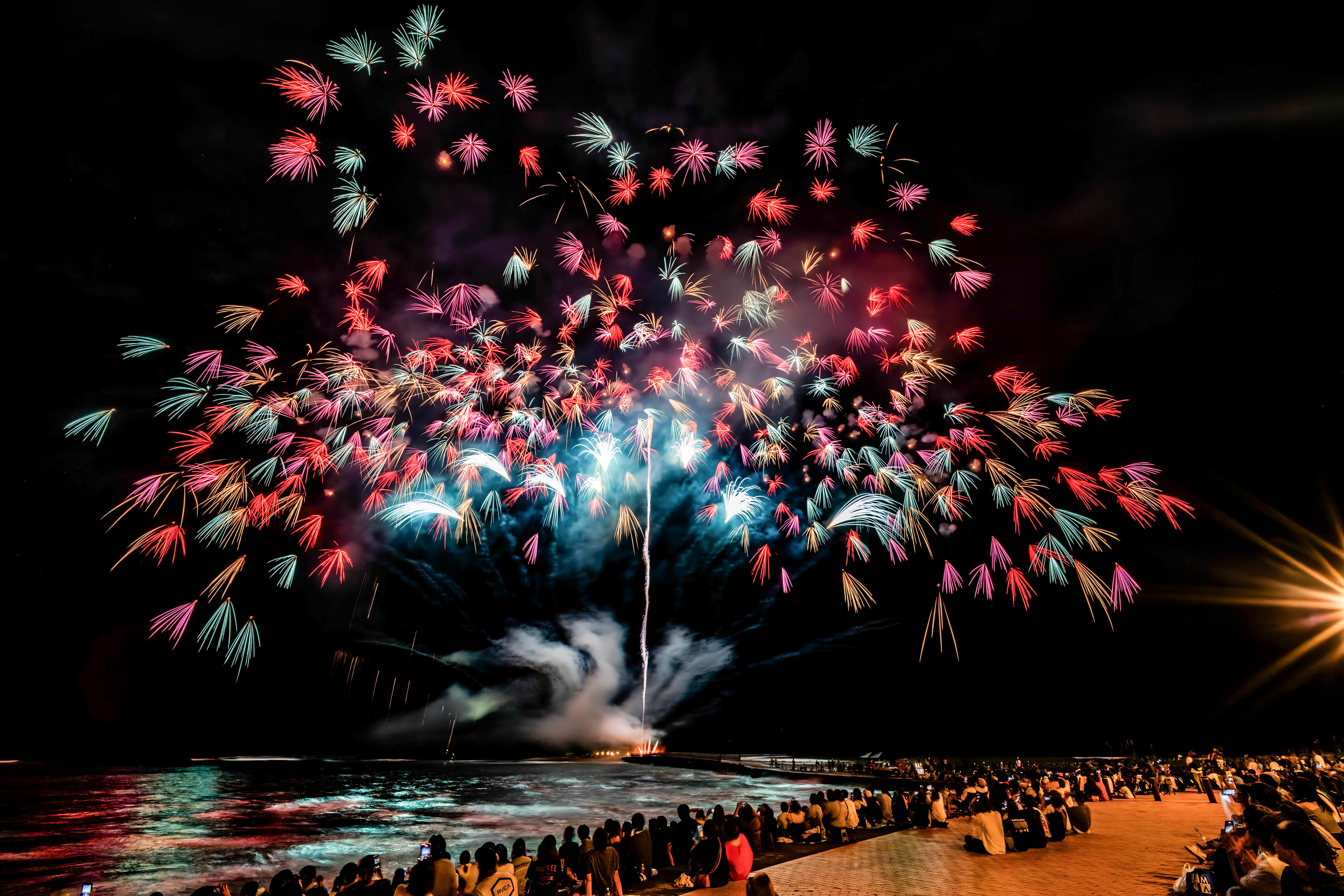 青島の夜を彩る奉納花火