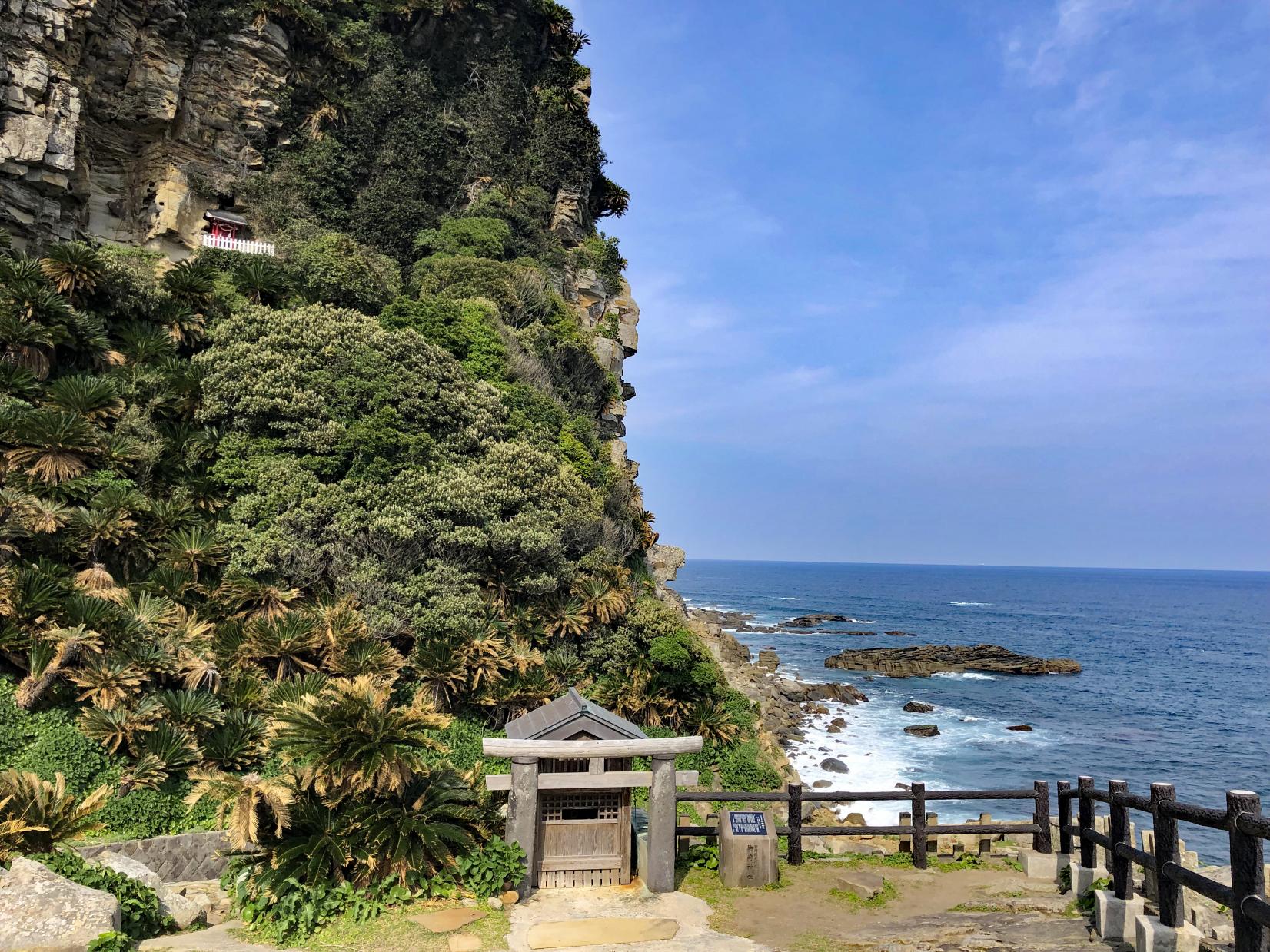 絶壁にそびえる「御崎神社」-1