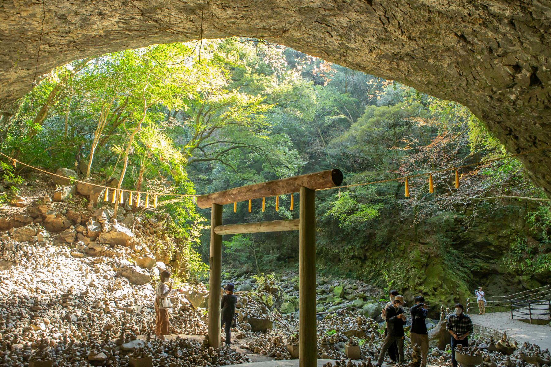 天岩戸神社西本宮から徒歩約10分「天安河原」-1