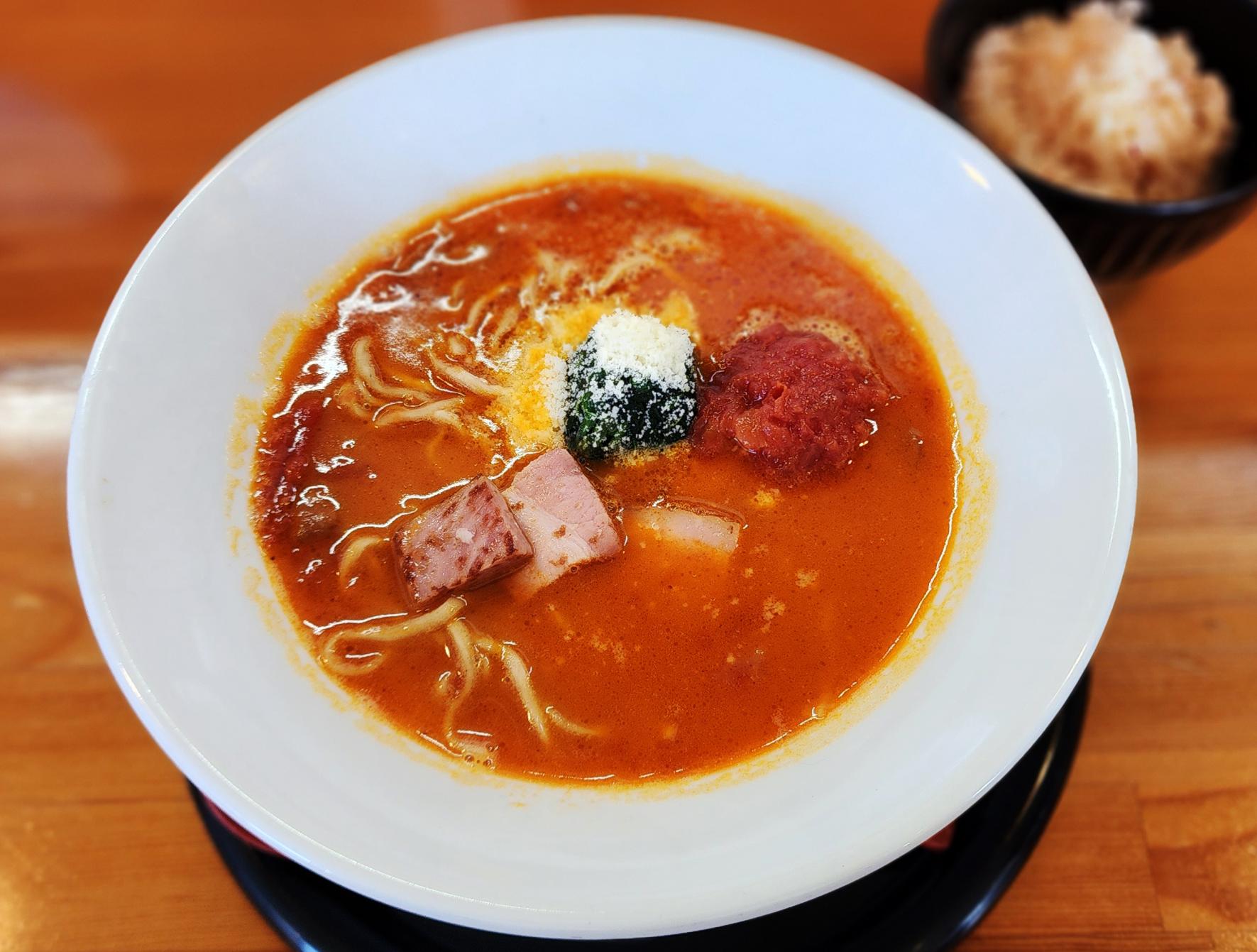 じわじわ人気拡大のトマト麺-1