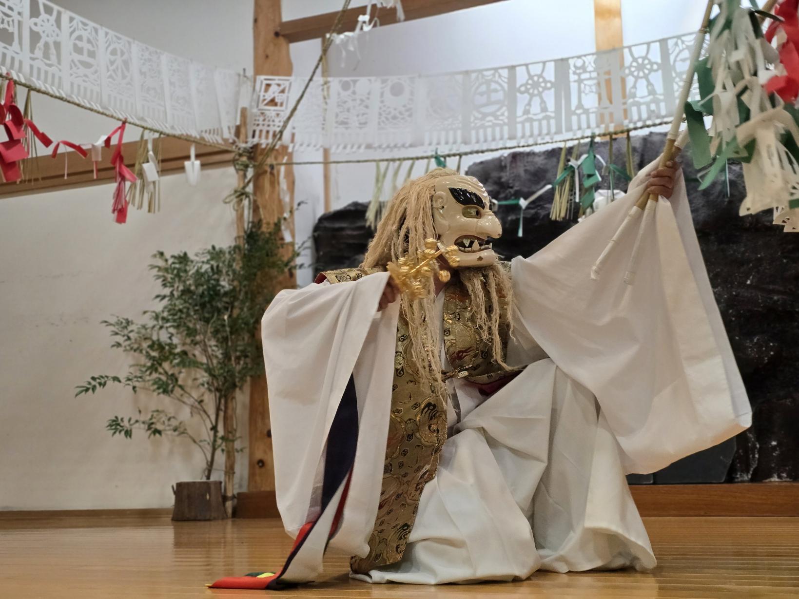 手力雄（たぢからお）の舞-2