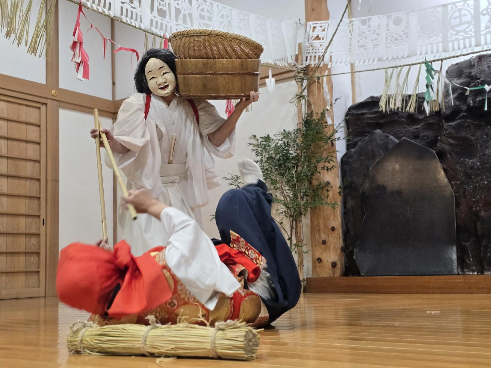 御神体（ごしんたい）の舞-3