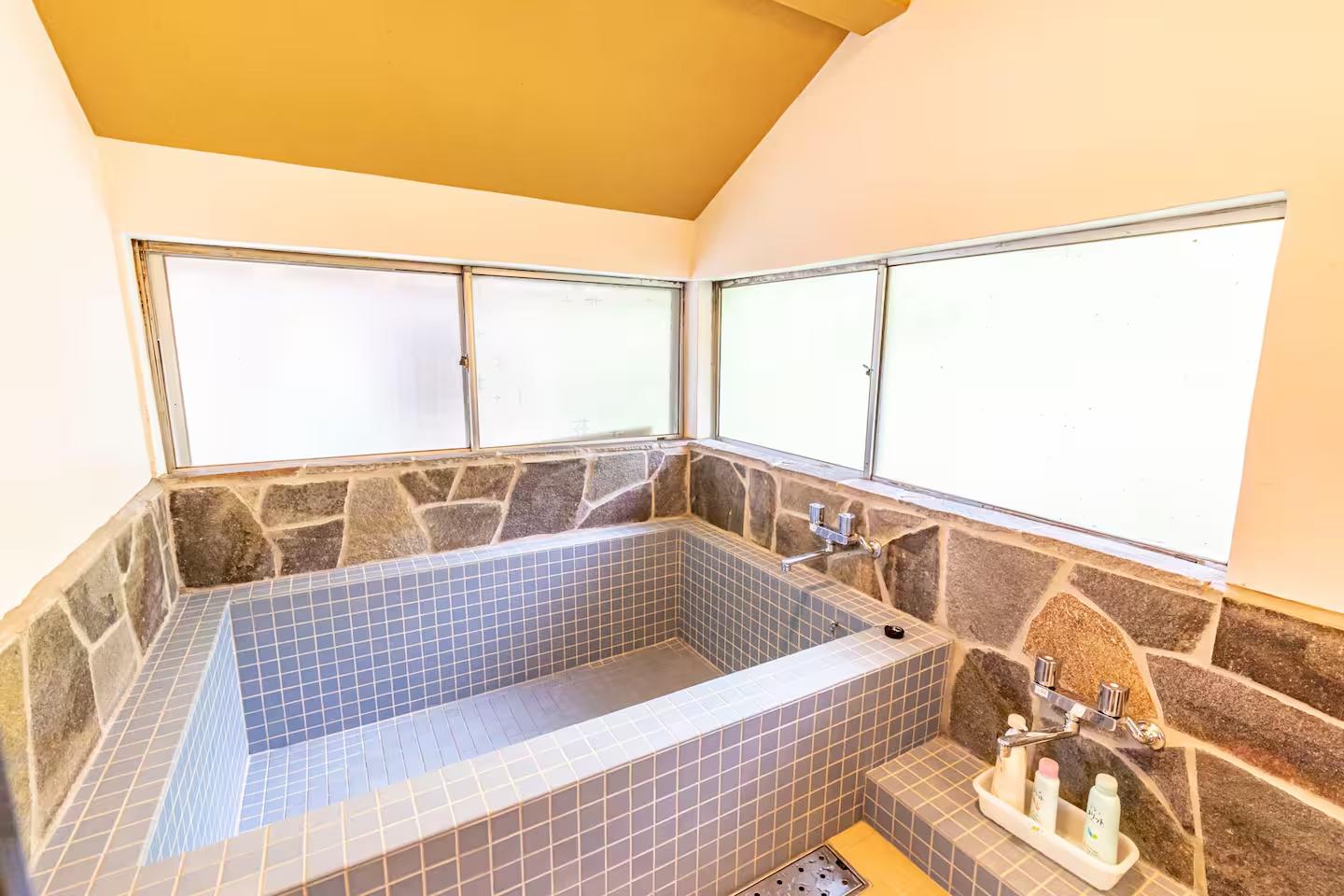 お風呂は地元の名湯も。サウナ好きには薪ストーブの「手作りサウナ小屋」-2