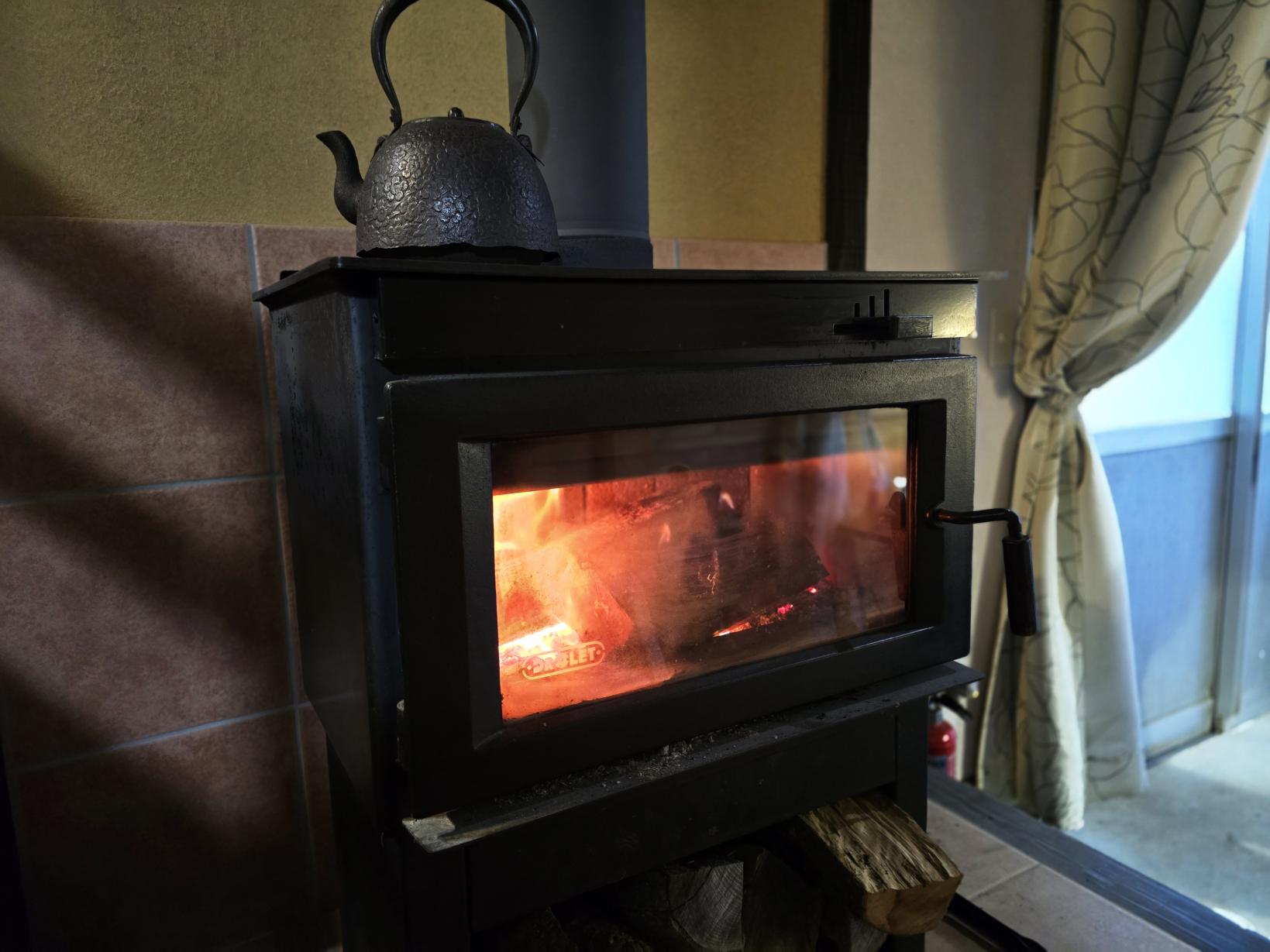 古民家でも寒くない。薪ストーブでポカポカの夜-0