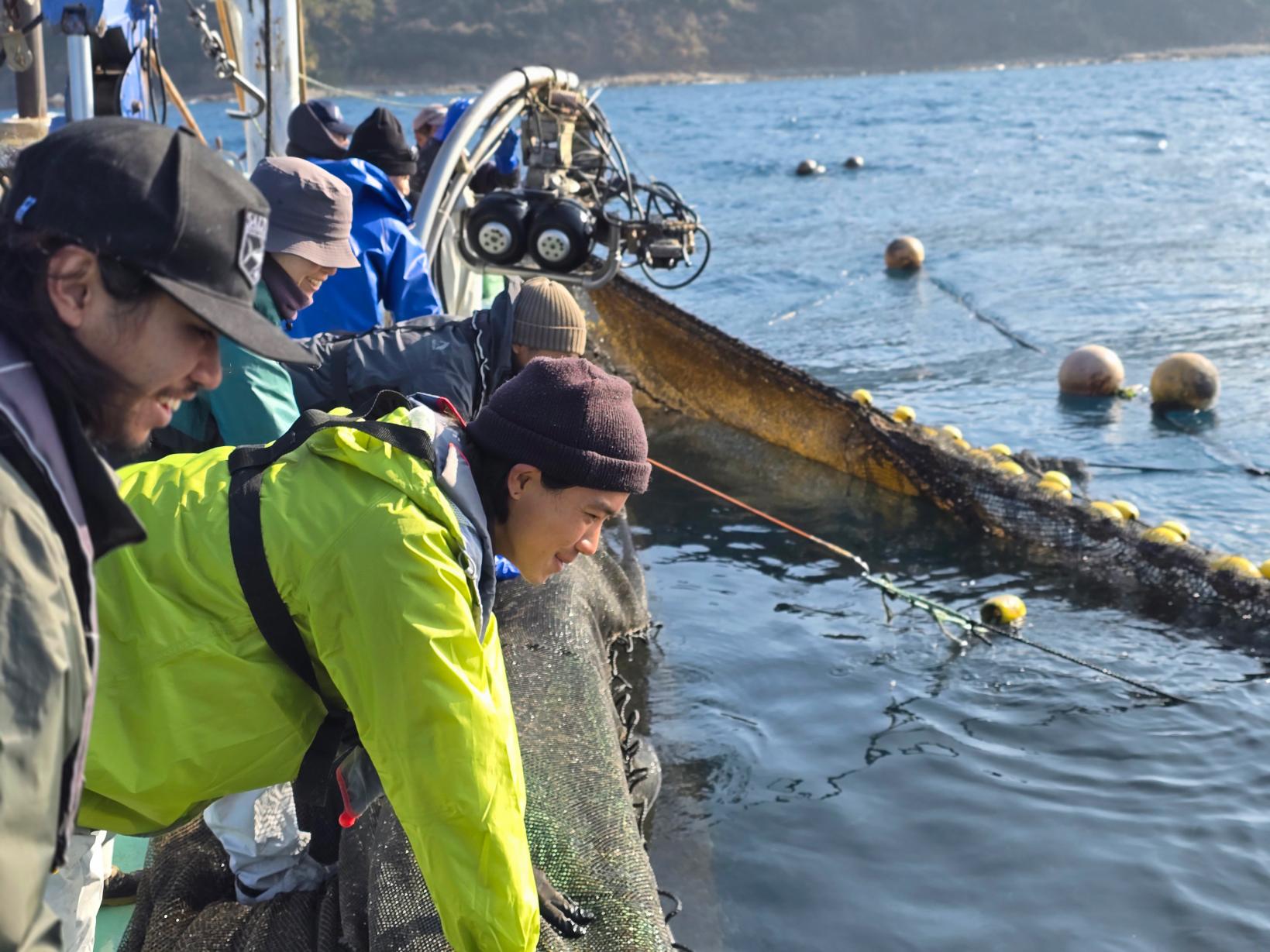 みんなで力を合わせて！網の引き上げ体験-6