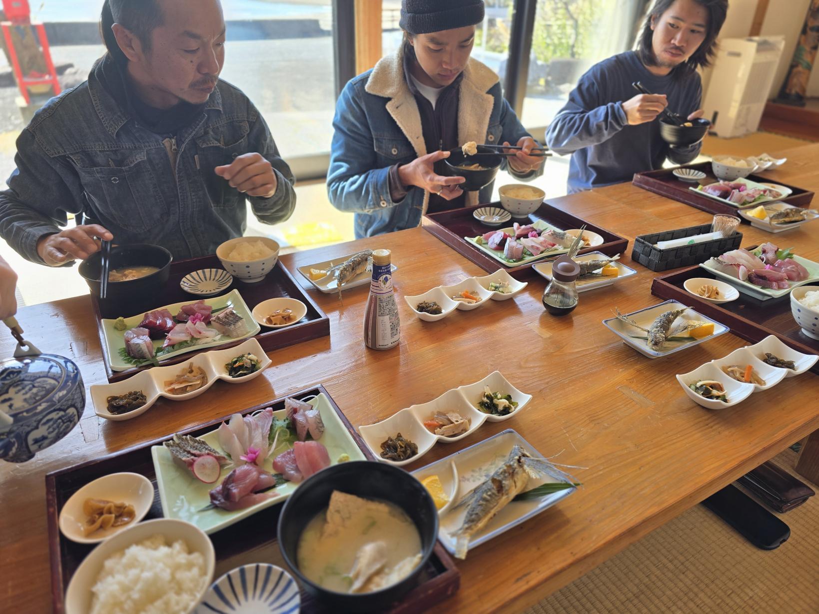 衝撃の食感！「おまかせ漁師定食」-3
