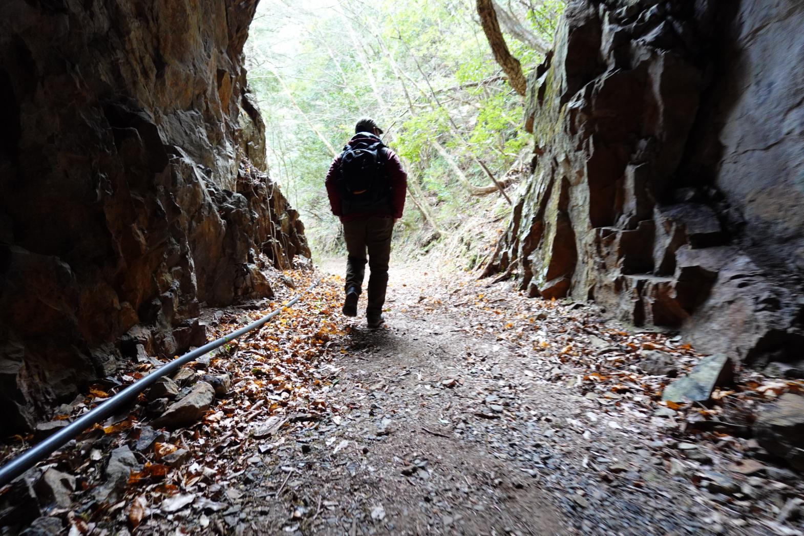 神秘的な手彫りの岩トンネル-3