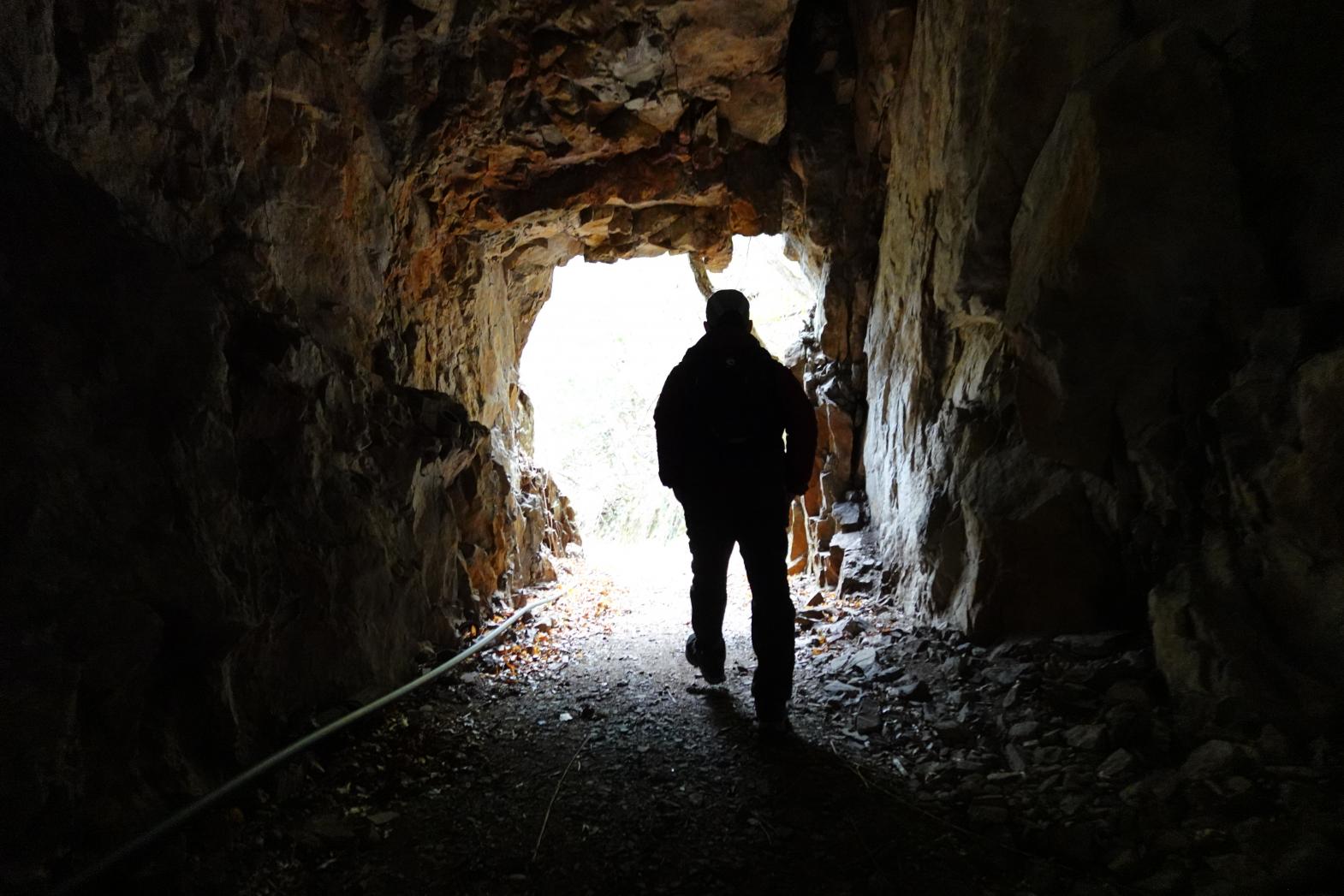 神秘的な手彫りの岩トンネル-2