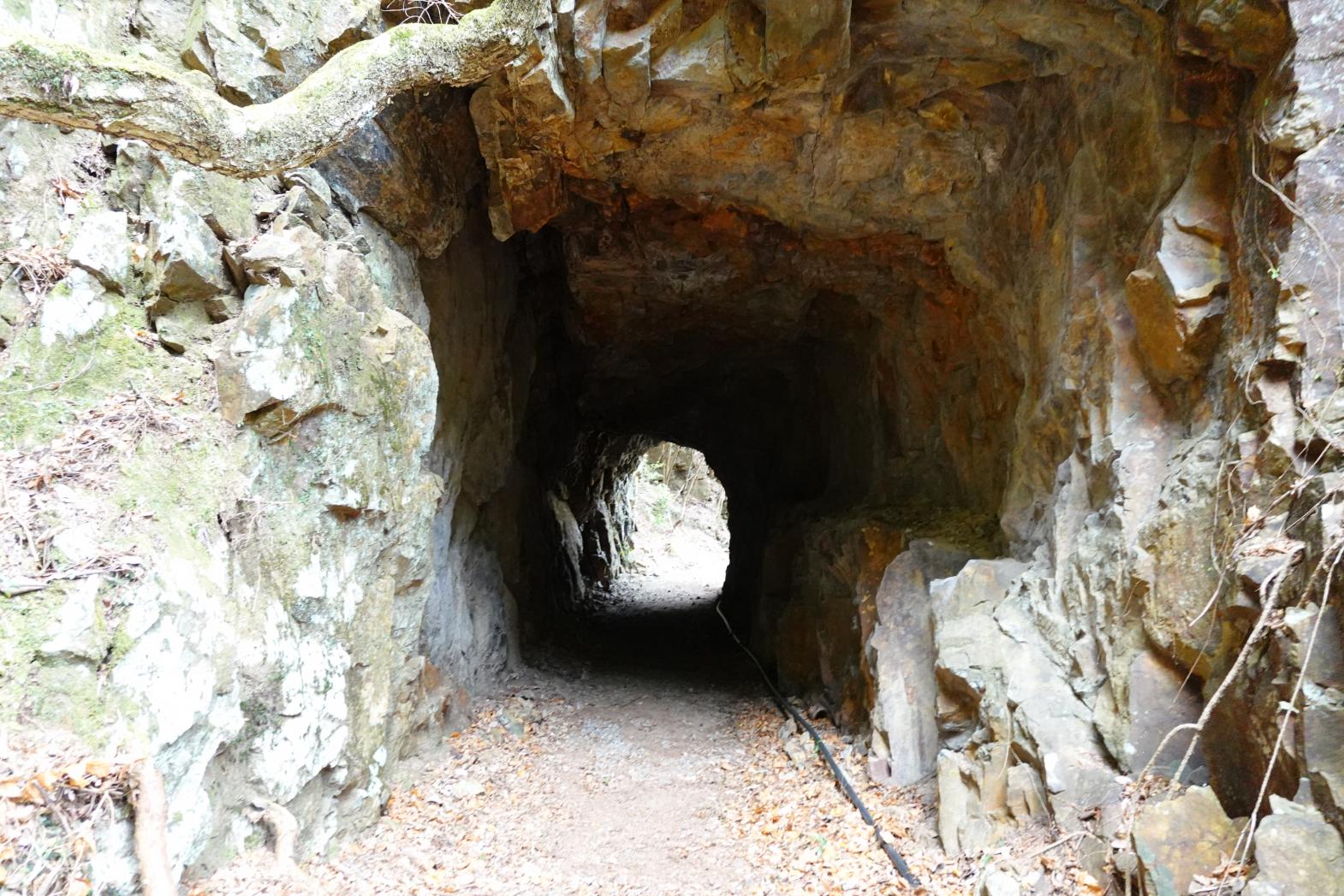 神秘的な手彫りの岩トンネル-4