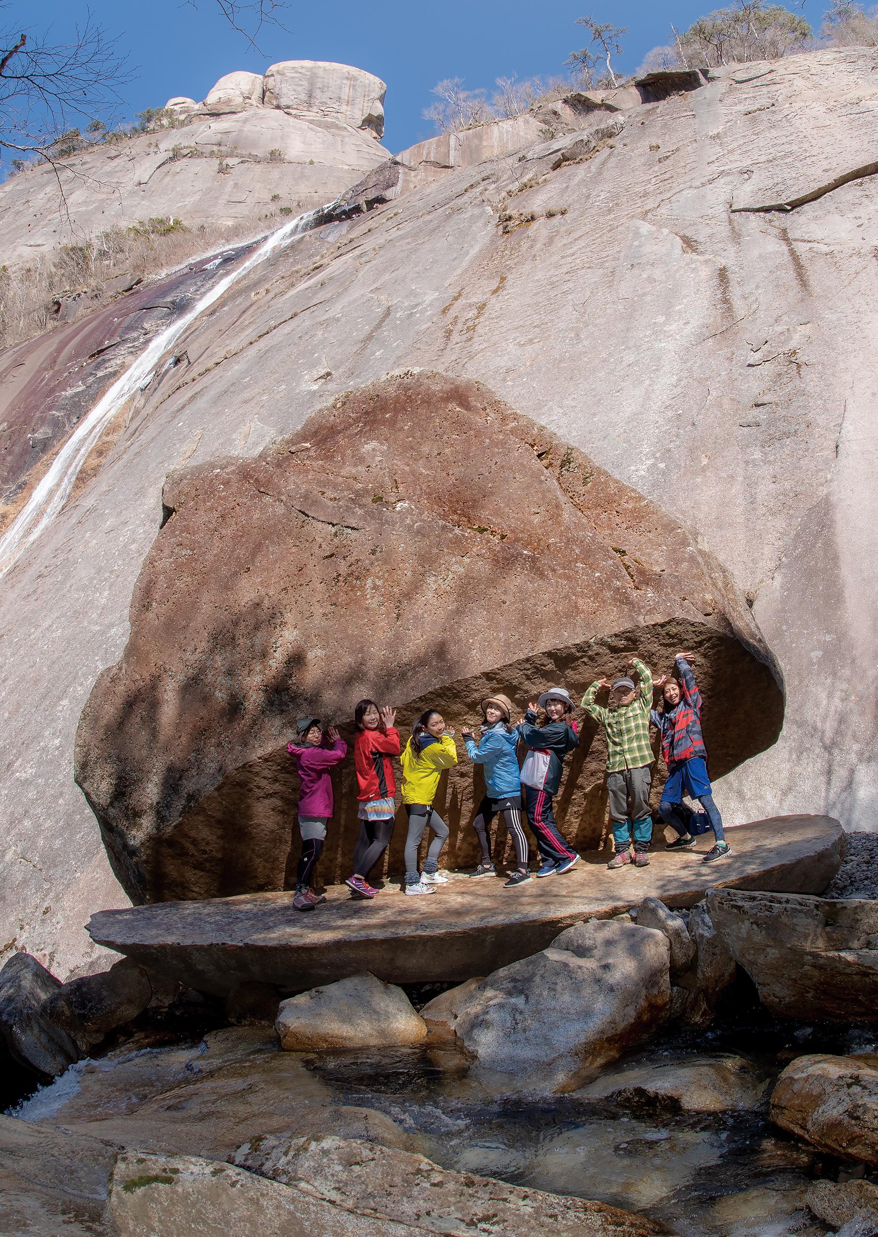 まるで大きな口？「パックン岩」を目指して森を歩こう-0