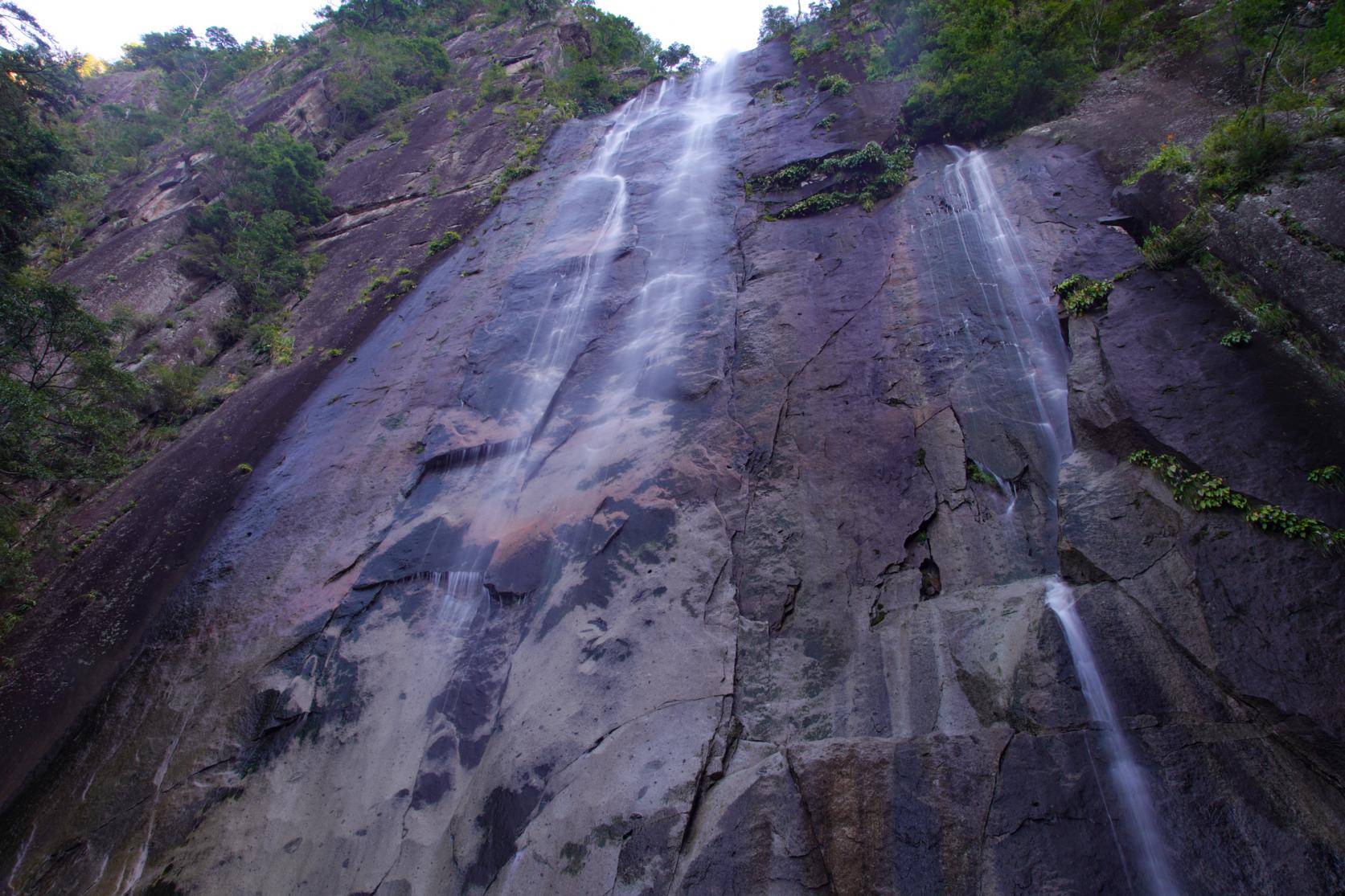 自然の神秘を間近に！行縢山の初心者ルートと大迫力の滝-1