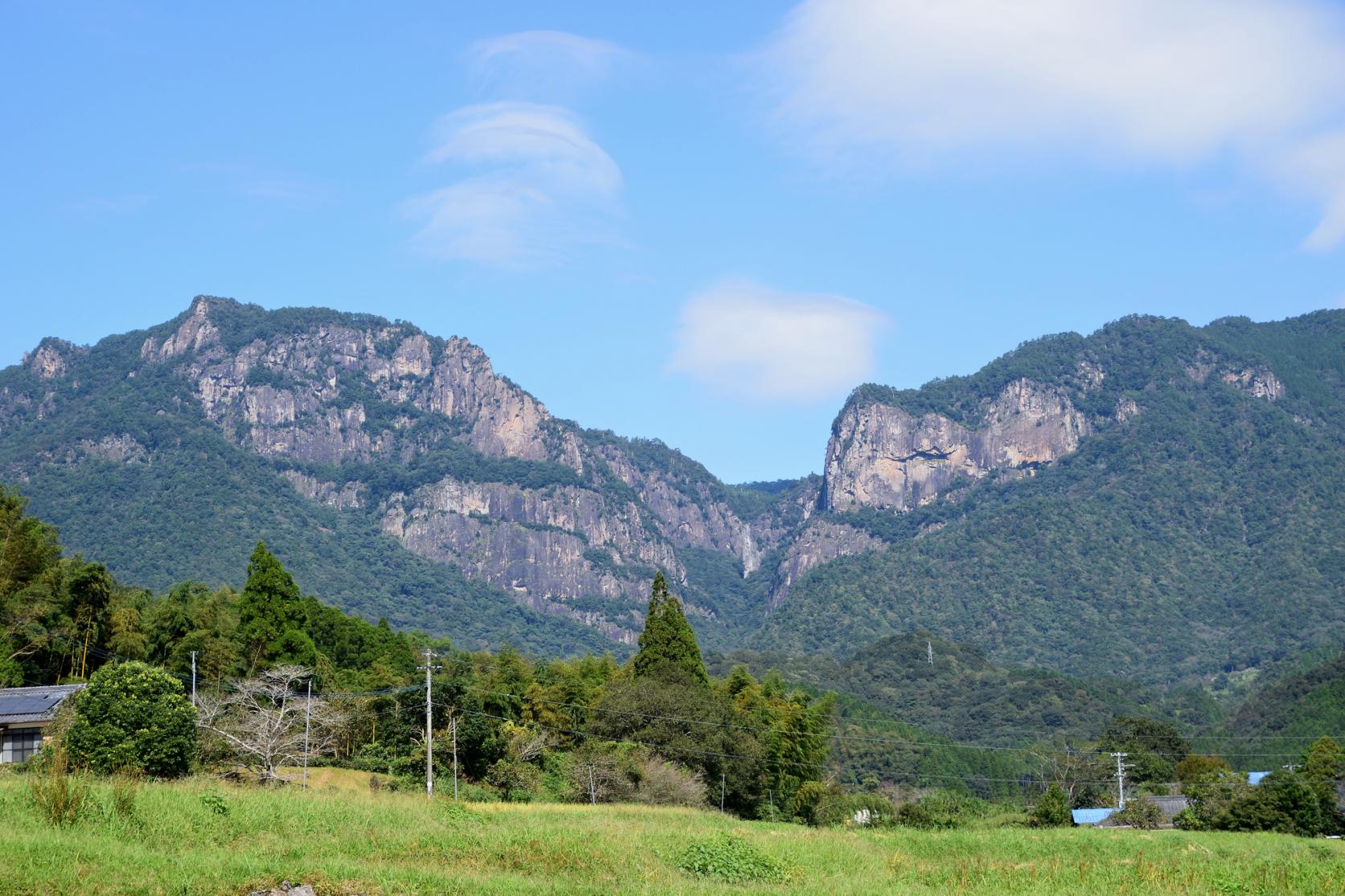 自然の神秘を間近に！行縢山の初心者ルートと大迫力の滝-2