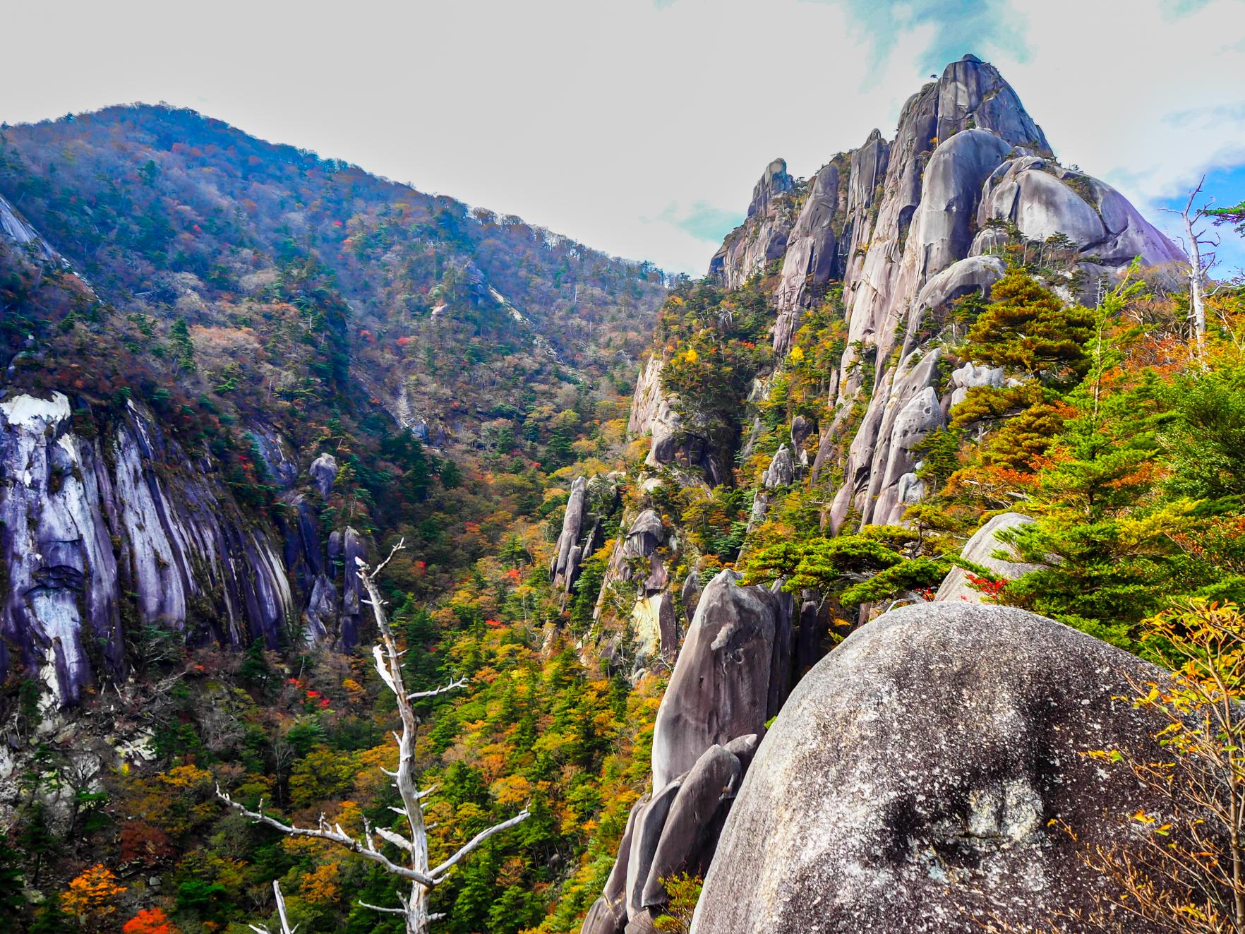 花崗岩の巨大な彫刻。大崩山を象徴する岩峰群-0
