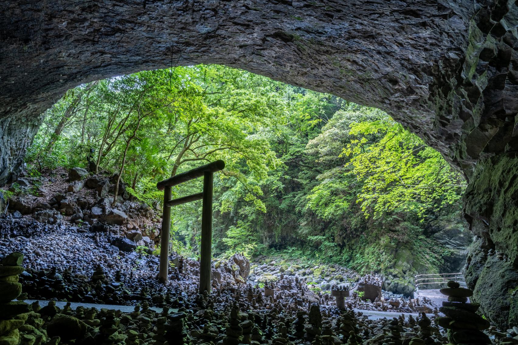 【高千穂町】天安河原｜八百万の神々のエネルギーが満ちる、神秘の大洞窟-0