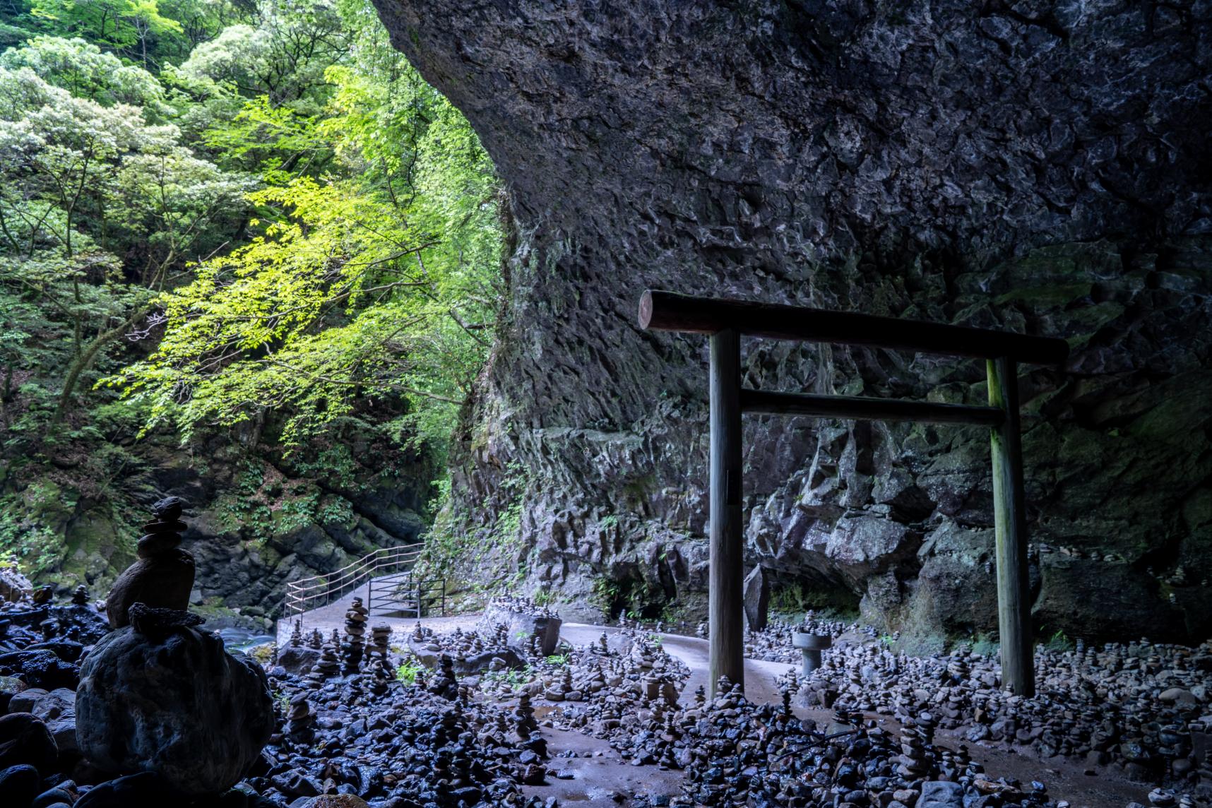 【高千穂町】天安河原｜八百万の神々のエネルギーが満ちる、神秘の大洞窟-1