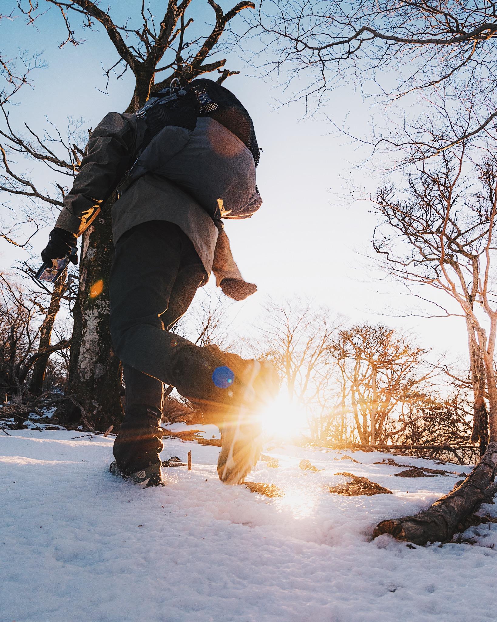 祖母山｜冬の逆光シルエットが映す、登山の臨場感-0