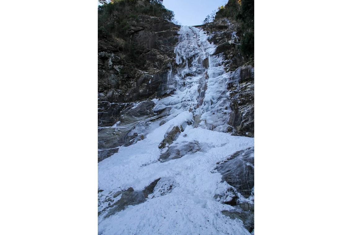 トレッキング｜氷結滝を目指す冬の冒険-1