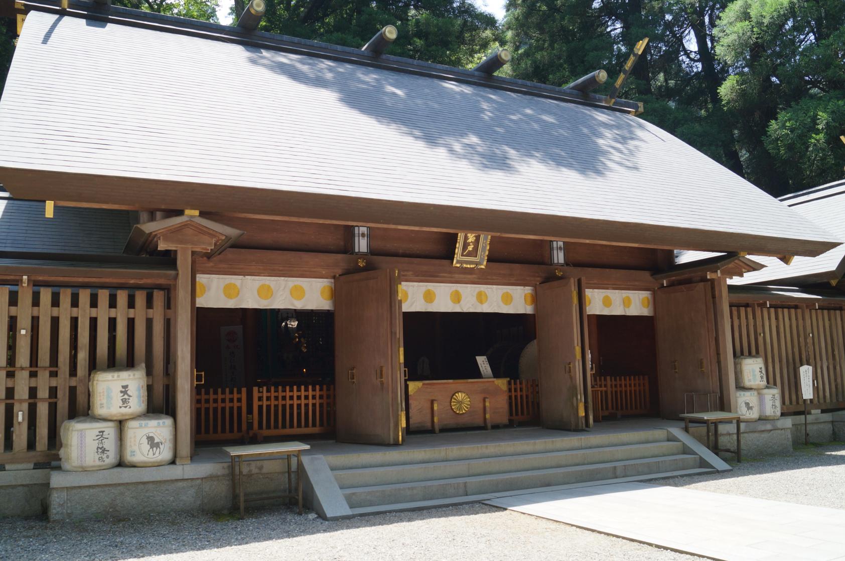 Worship before Amanoiwato for a spiritual charge at Amanoiwato Shrine-0