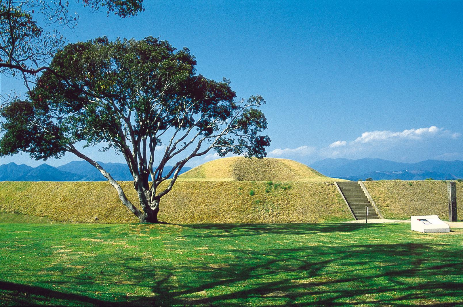 日本最大級！日本遺産認定の「西都原古墳群」-0