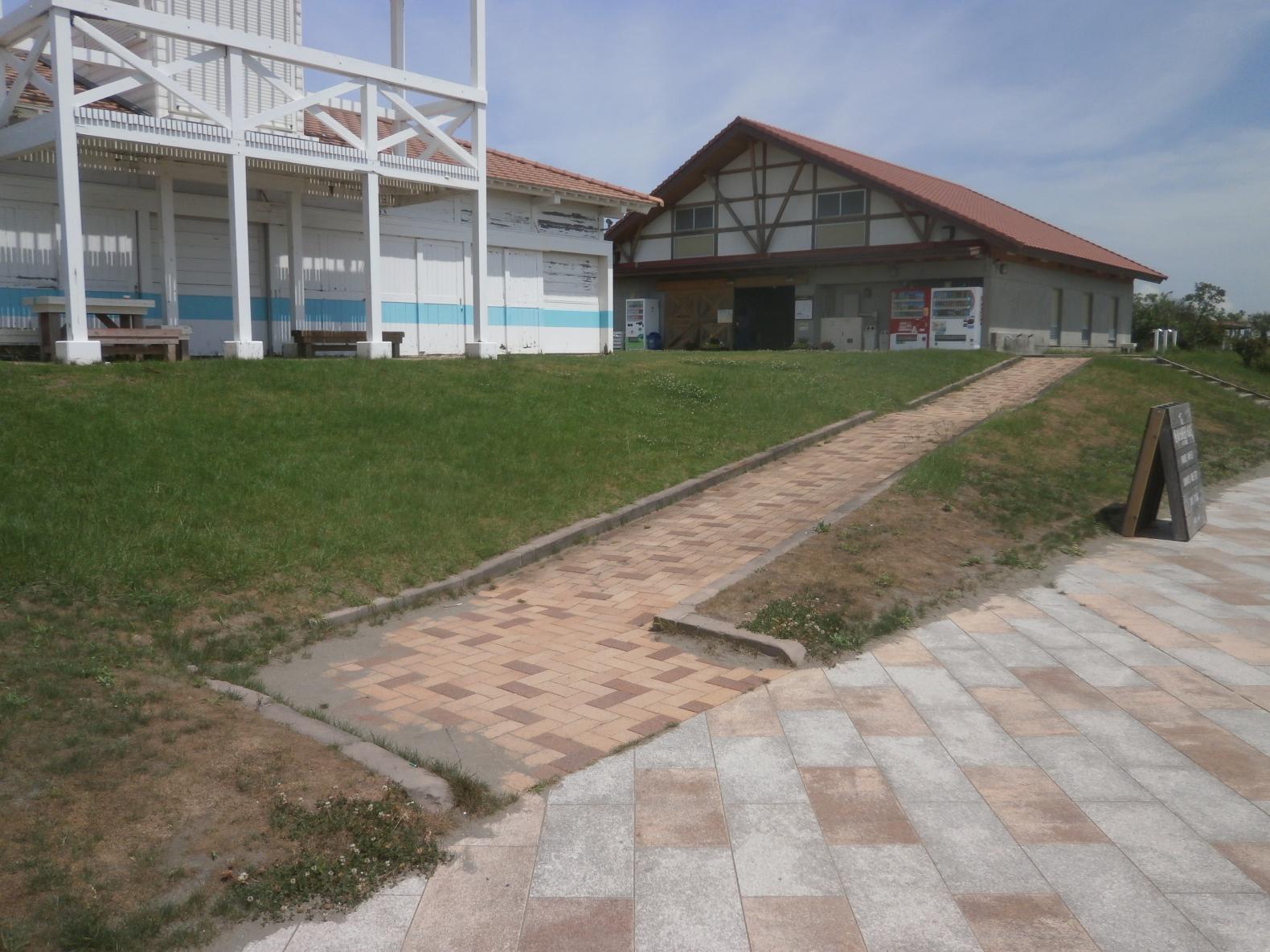 浜辺からシャワー室までの通路-2