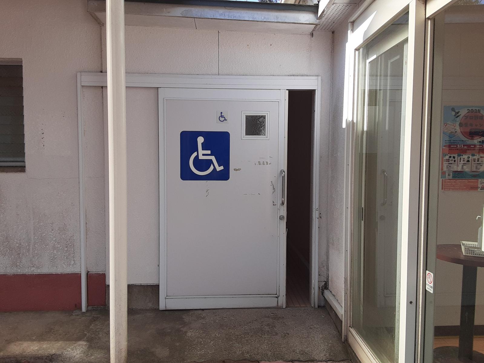 総合案内所裏の多目的トイレ入口（トイレ2）-2