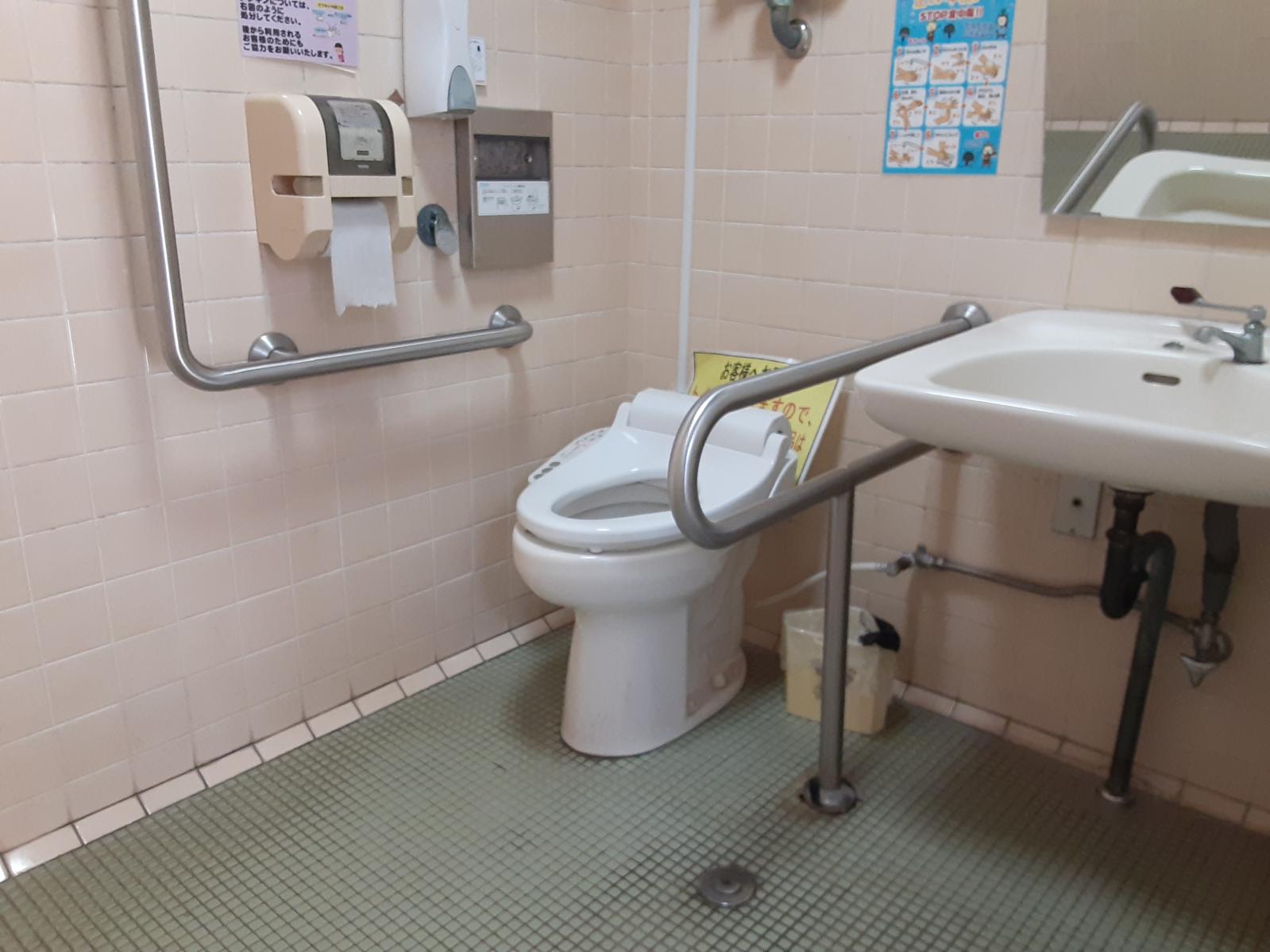 レストランと売店の間の多目的トイレ内部（トイレ3）-5