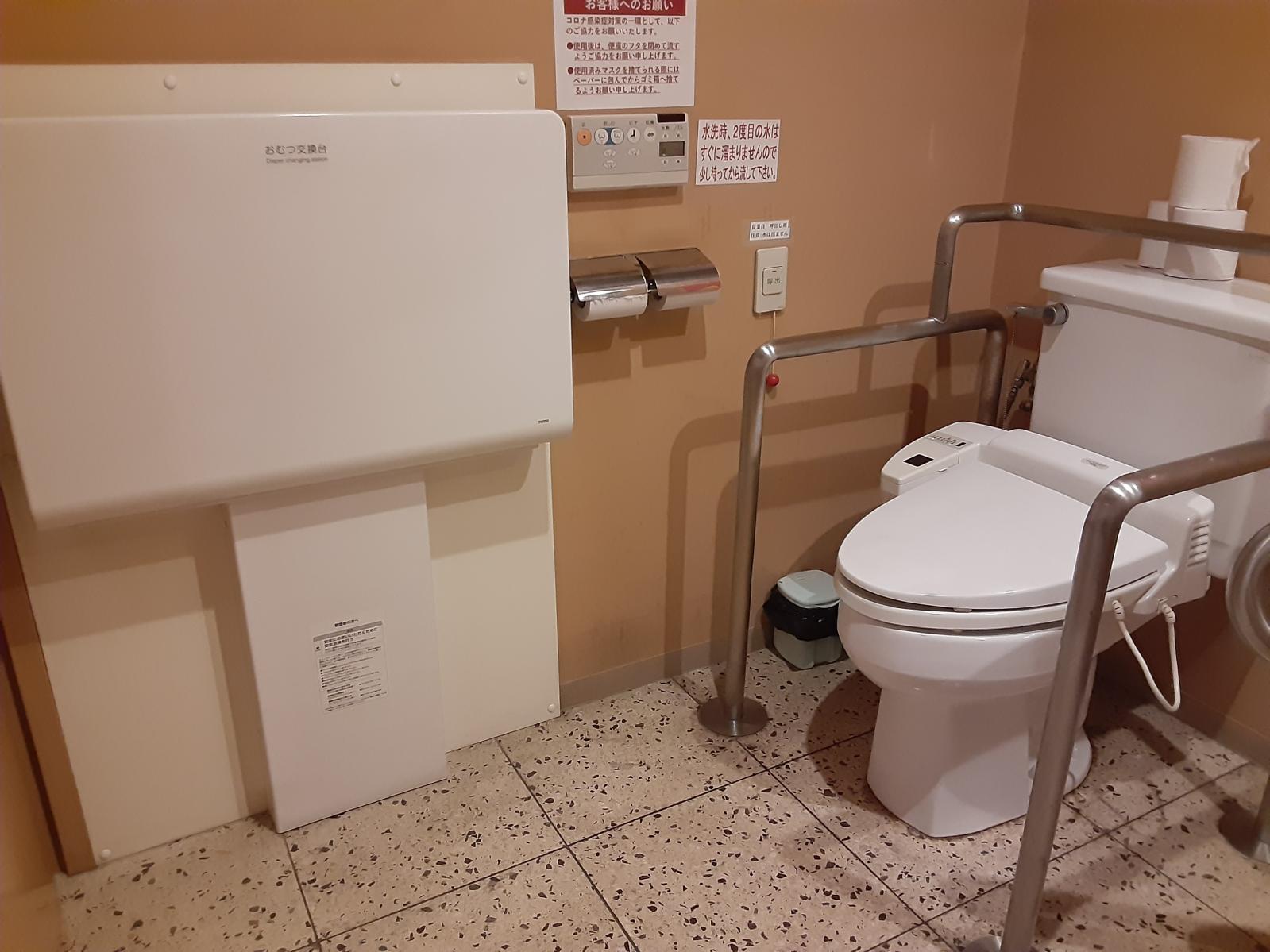 霧の蔵ブルワリー内の多目的トイレ内部-1