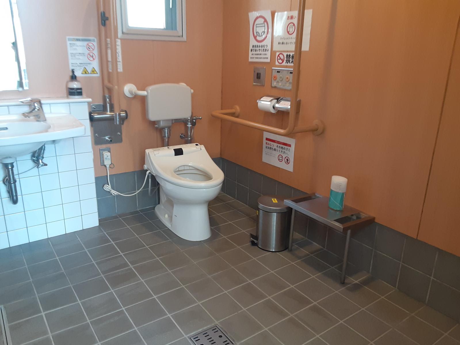 屋外多目的トイレ内部-7