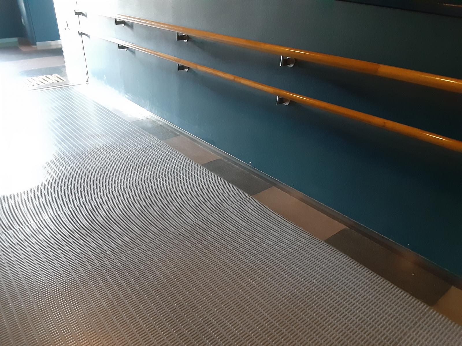 施設内通路-1