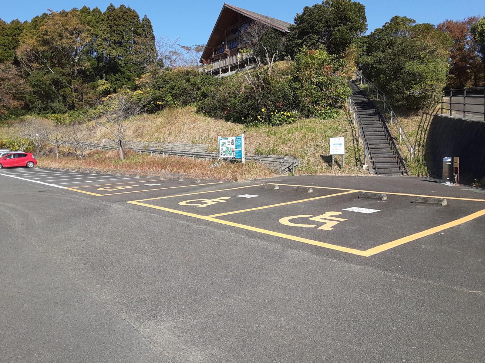 里山の楽校下駐車場の障がい者対応駐車場-0