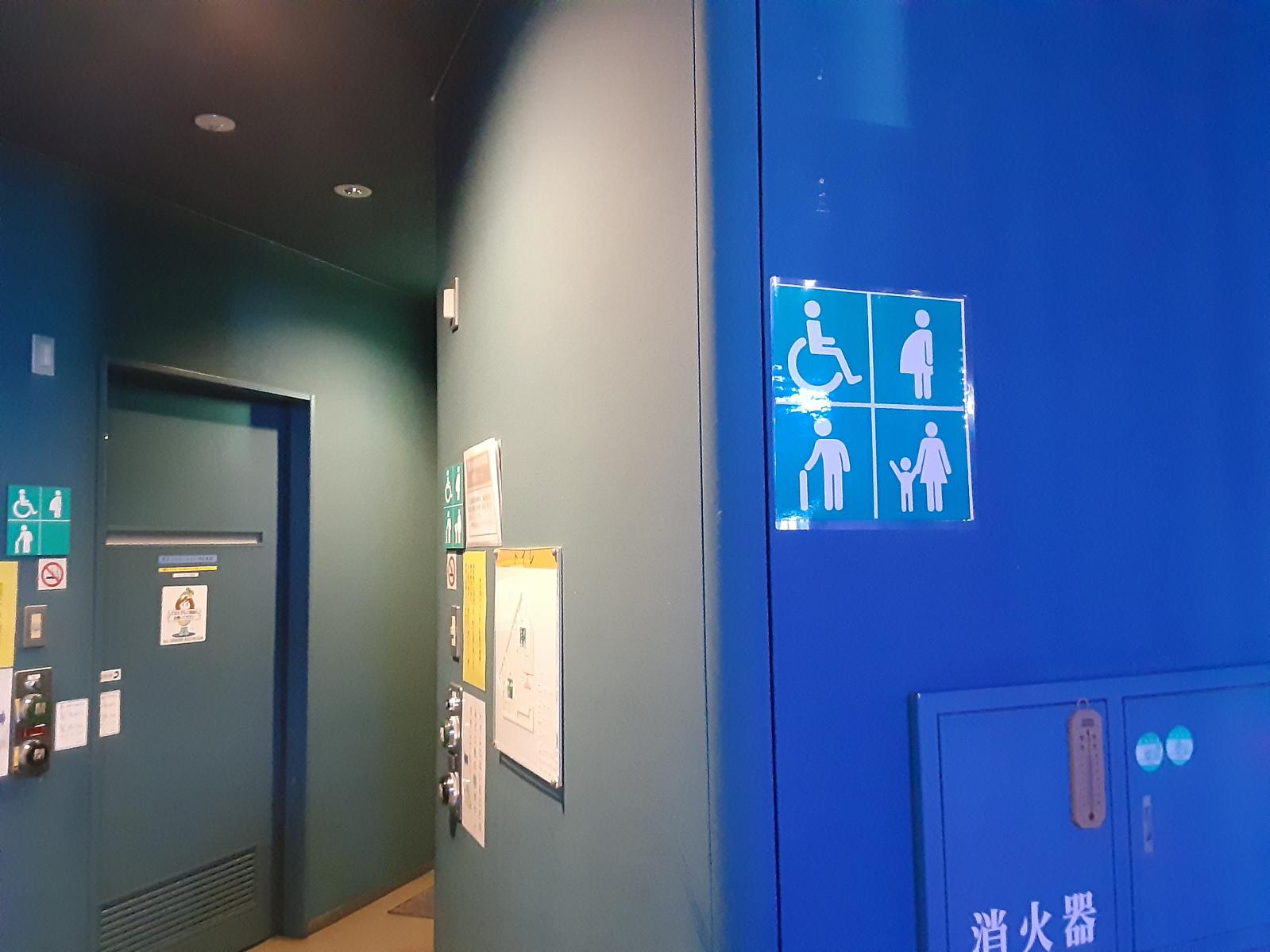 1階サカナの部屋横多目的トイレ入口(トイレ3)-4