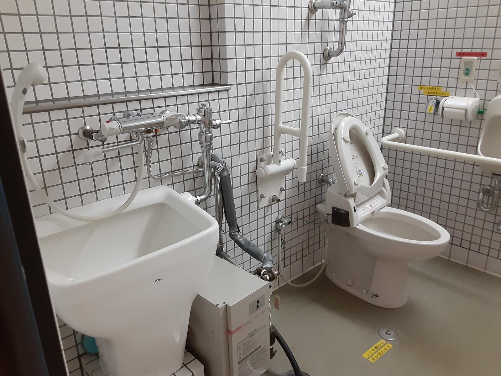 2階実験・工作室横の多目的トイレ内部(トイレ4)-6