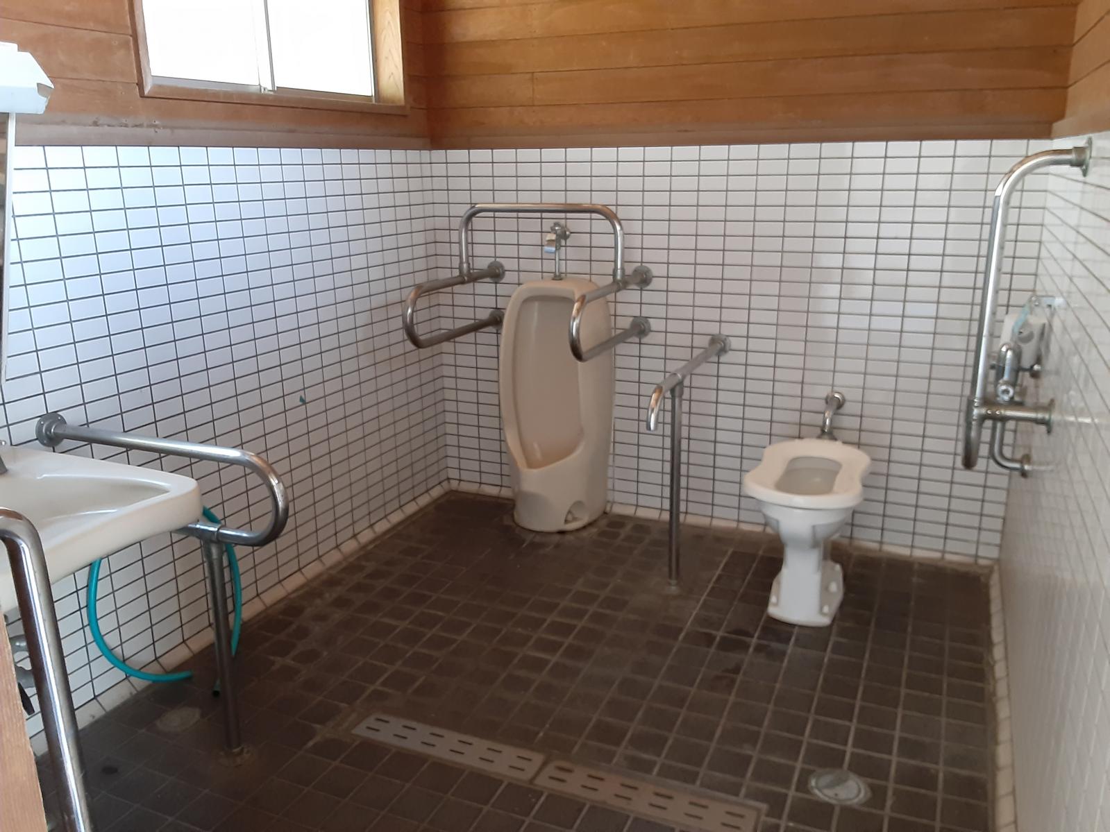 多目的トイレ内部-1