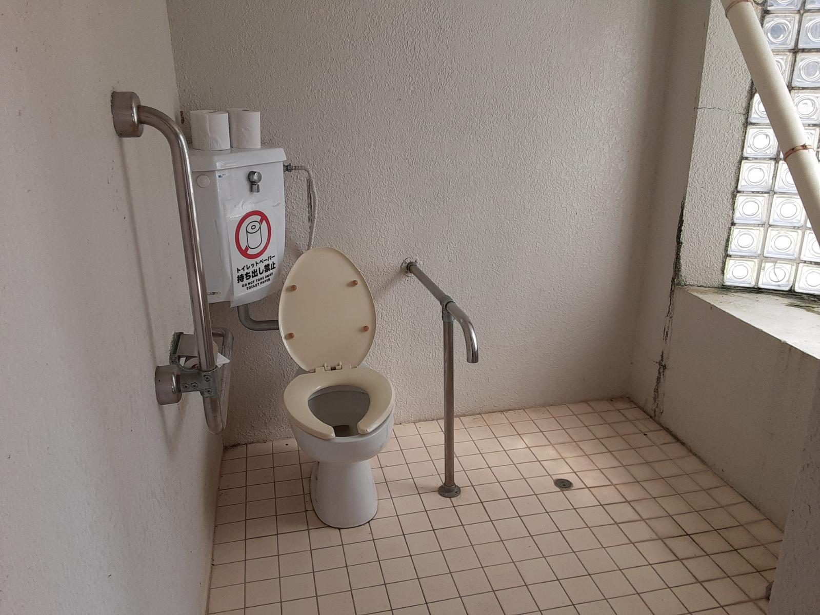 多目的トイレ内部-1
