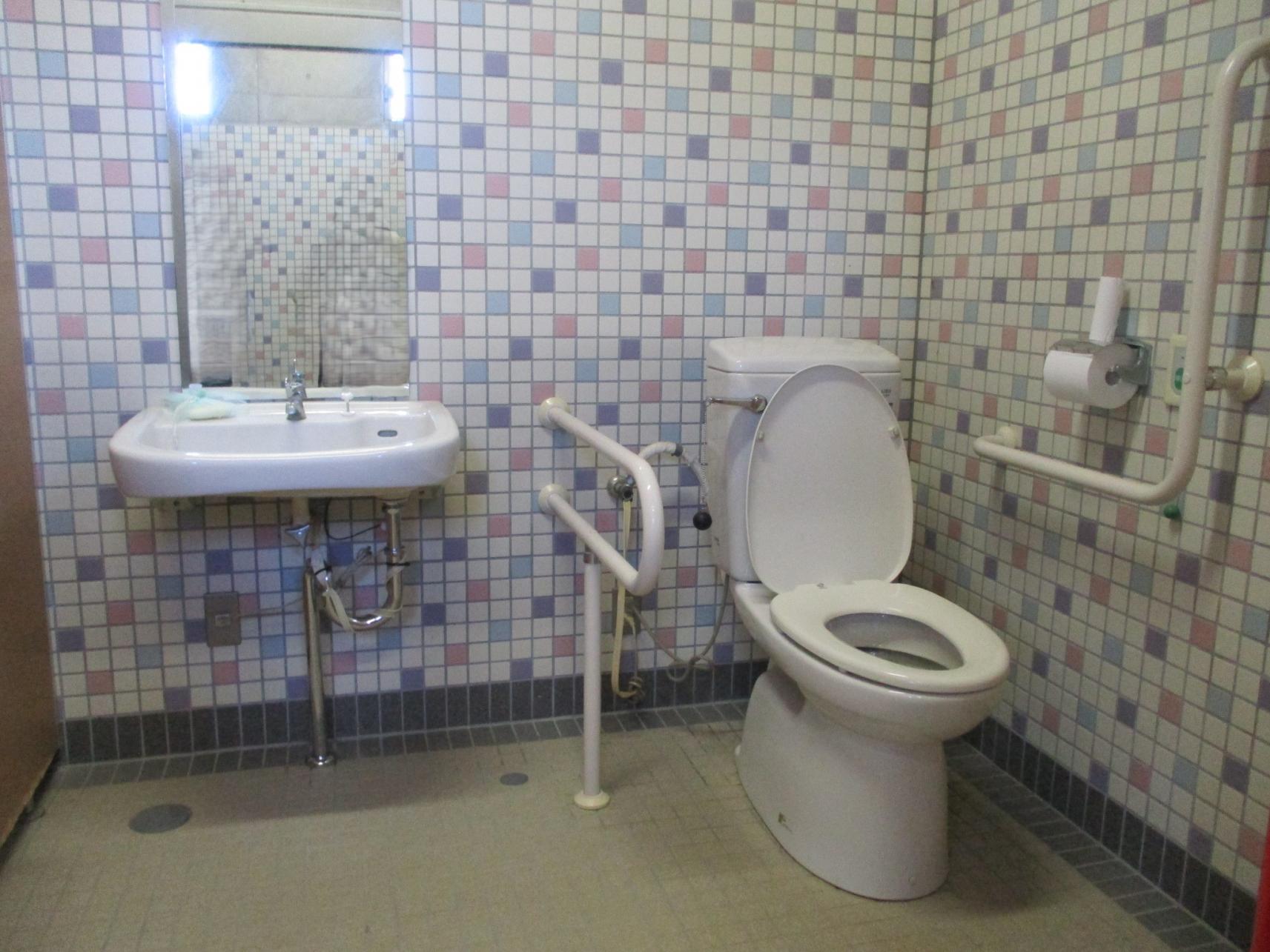 多目的トイレ内部-1