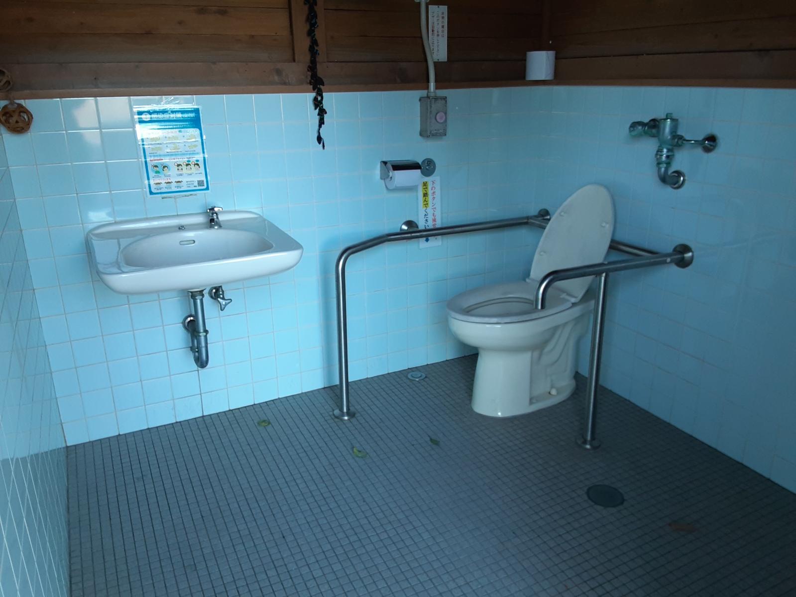 多目的トイレ内部-1