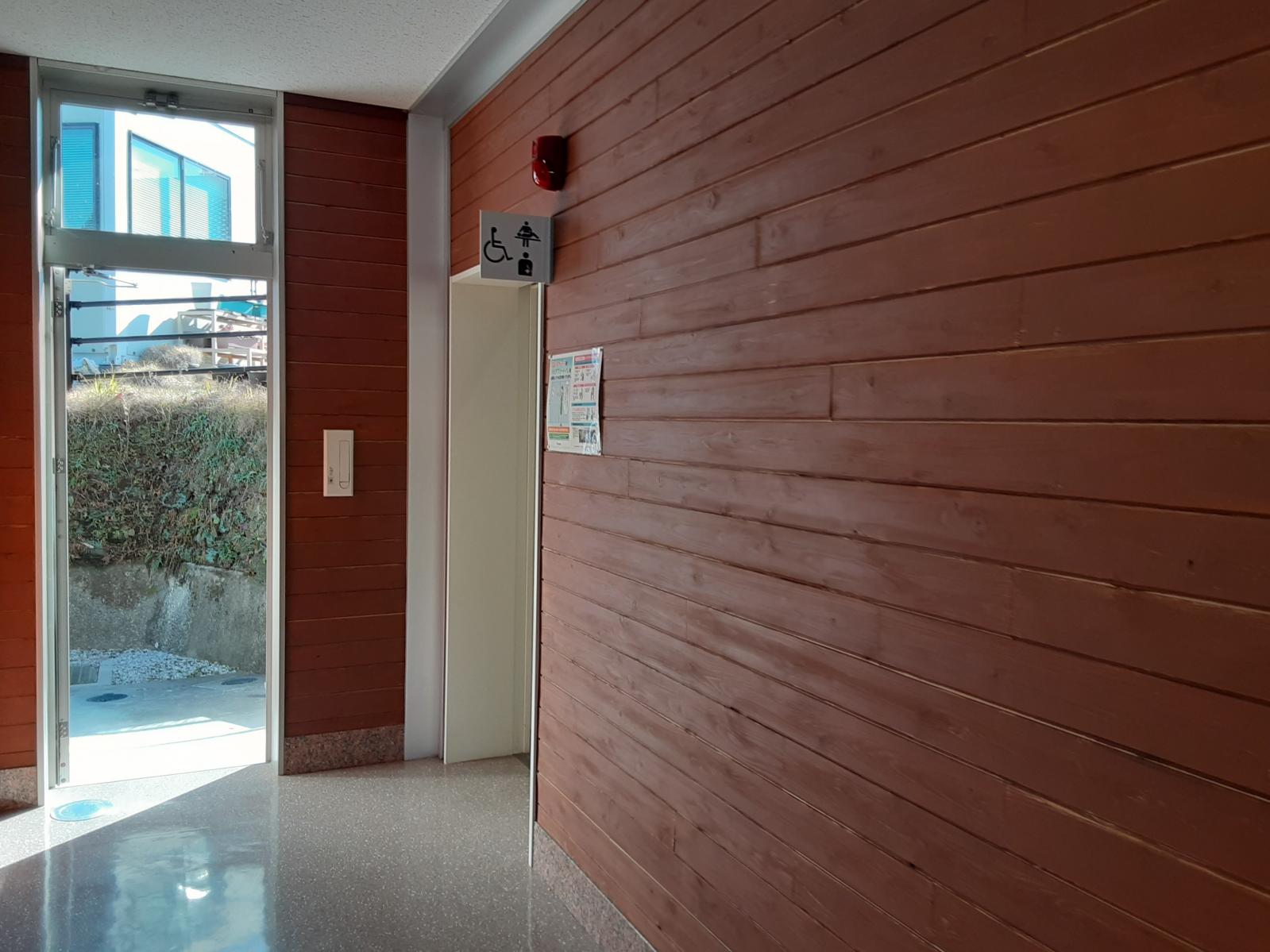 多目的トイレ入口-0