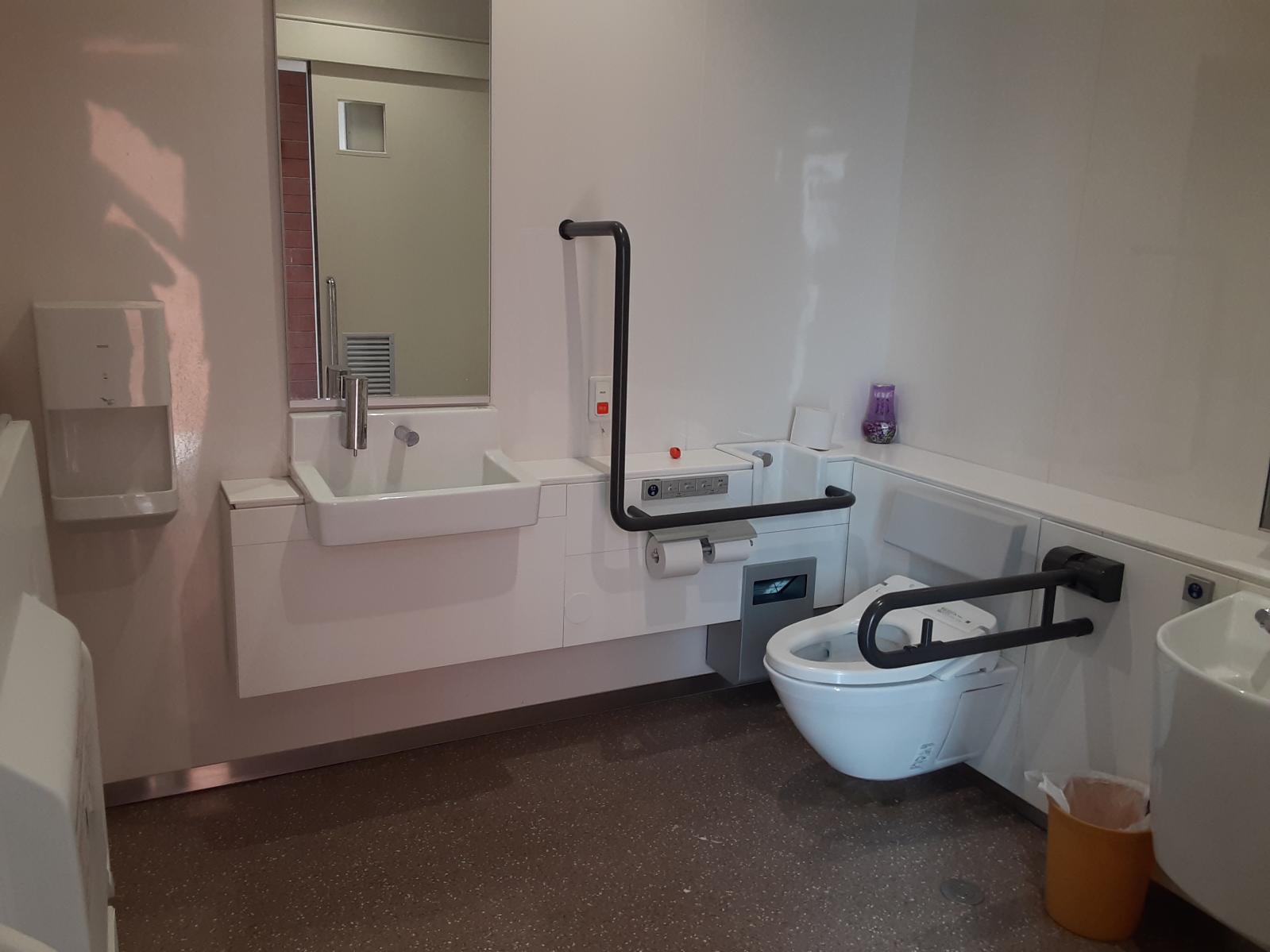 多目的トイレ内部-1