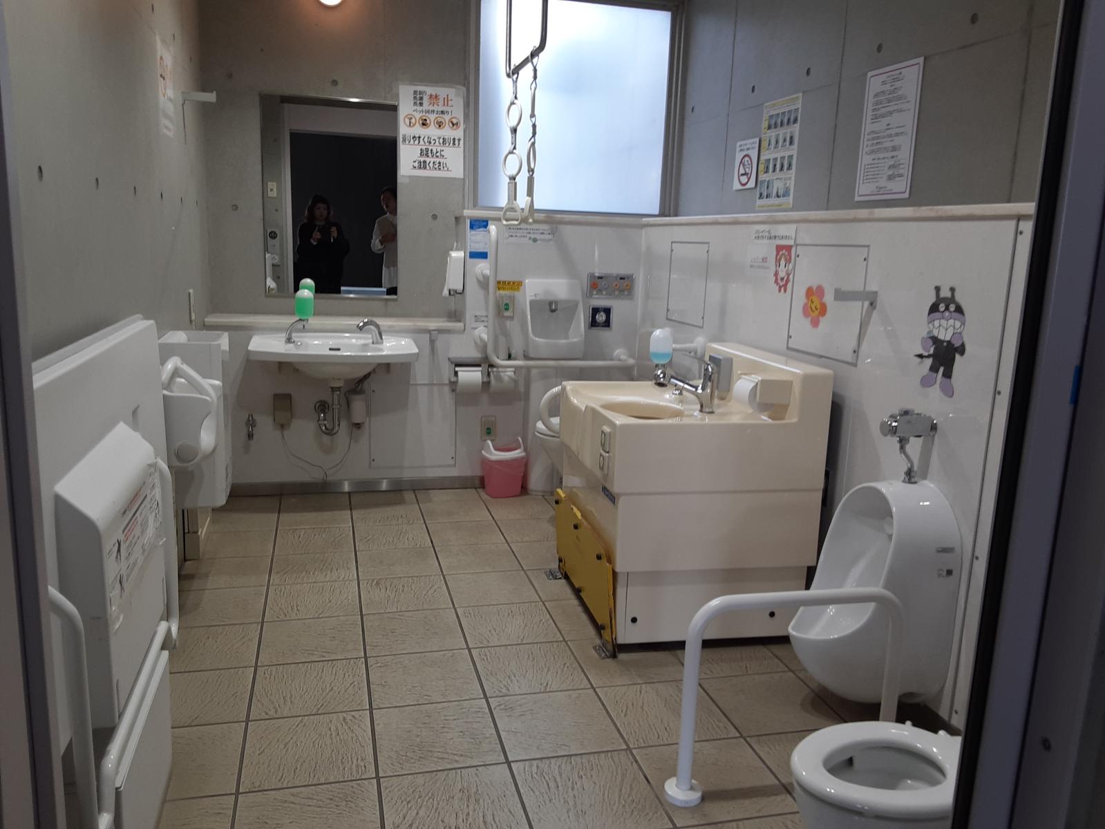 多目的トイレ内部-1
