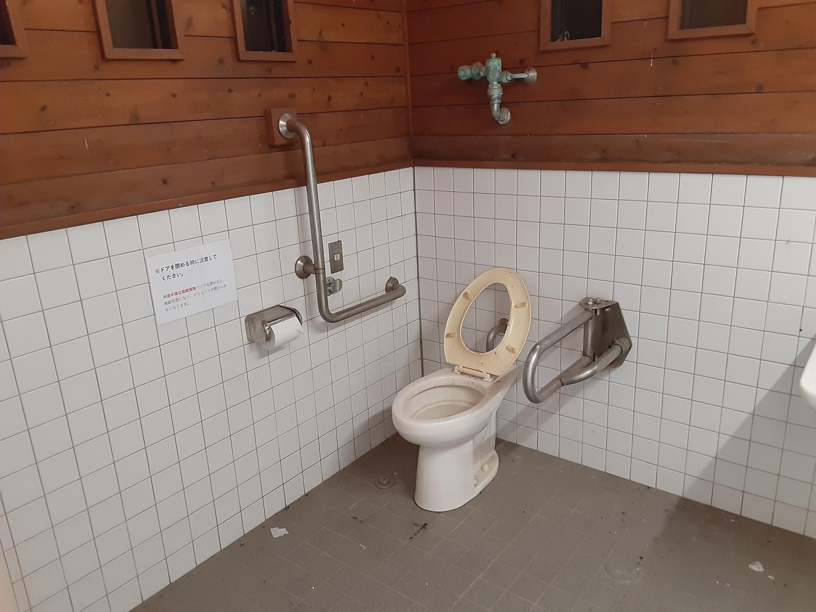 キャンプ場内多目的トイレ内部-1