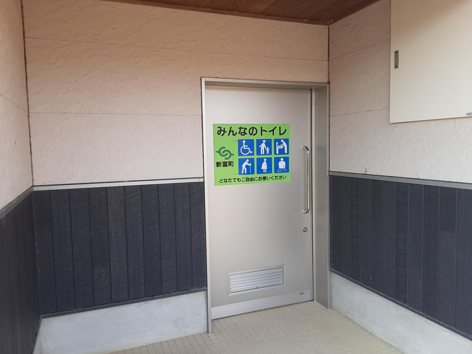 多目的トイレ入口-1