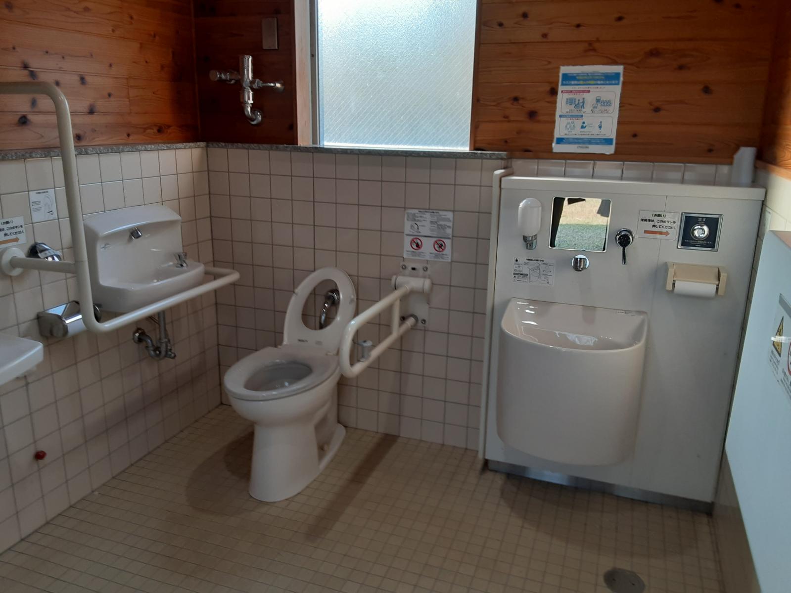 多目的トイレ内部-2