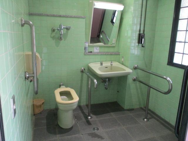 多目的トイレ内部-1