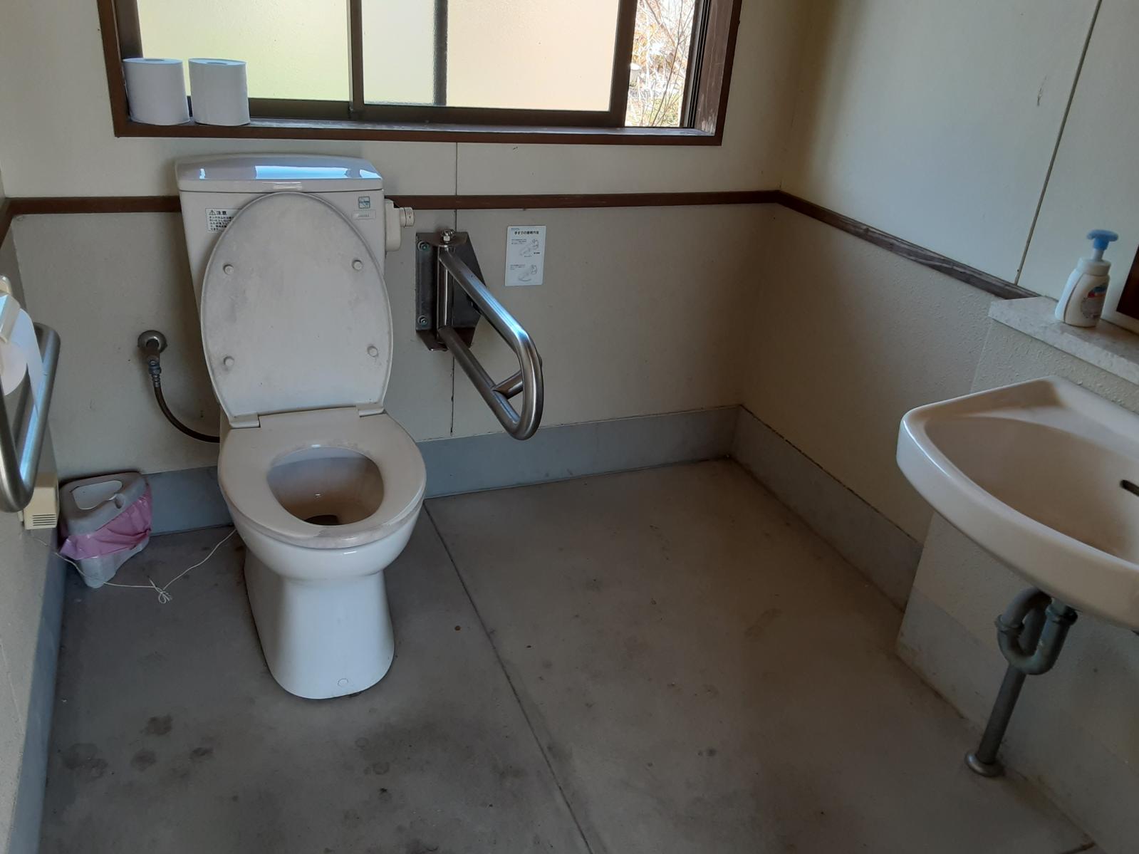 多目的トイレ内部-1
