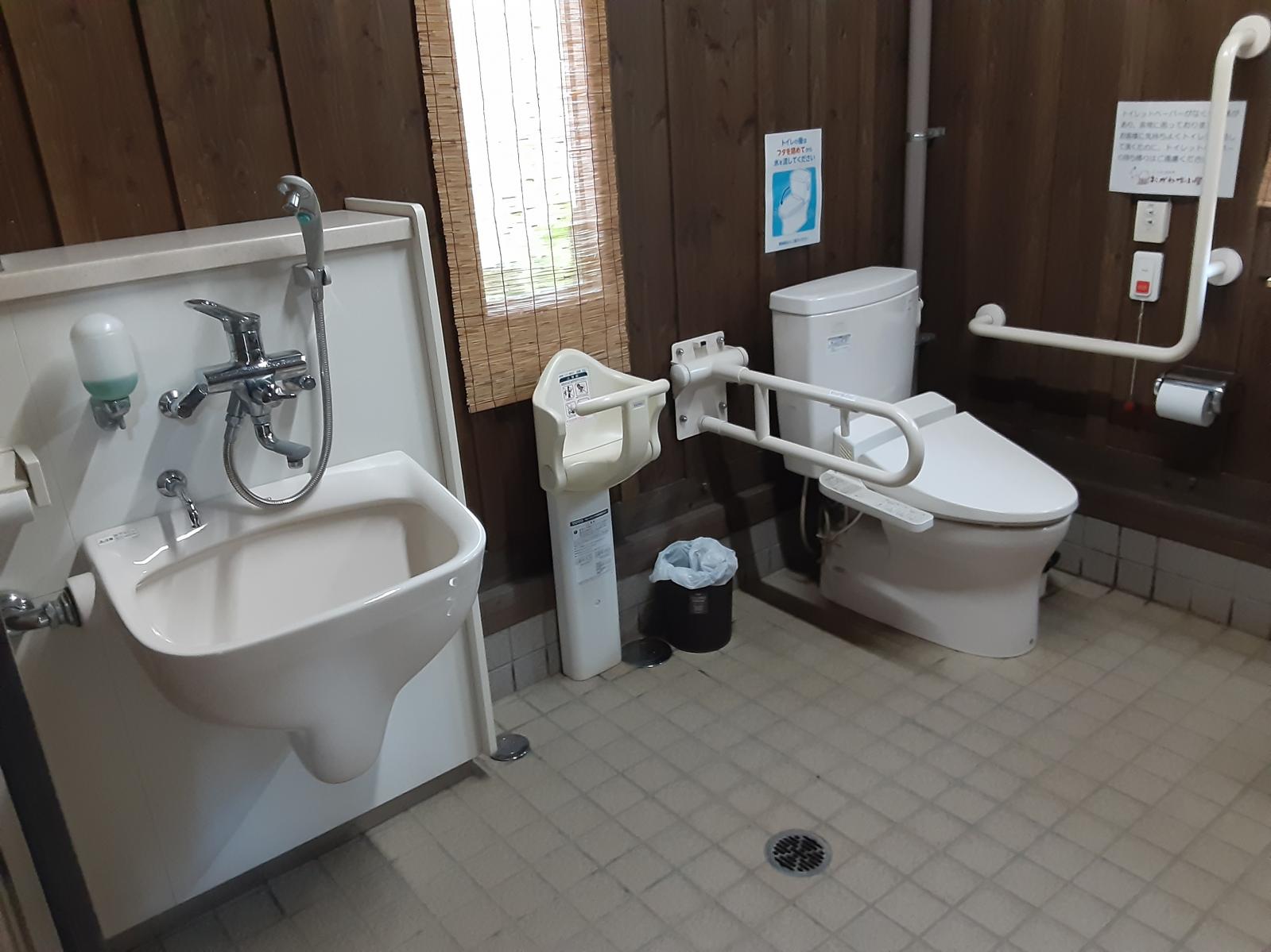 多目的トイレ内部-1