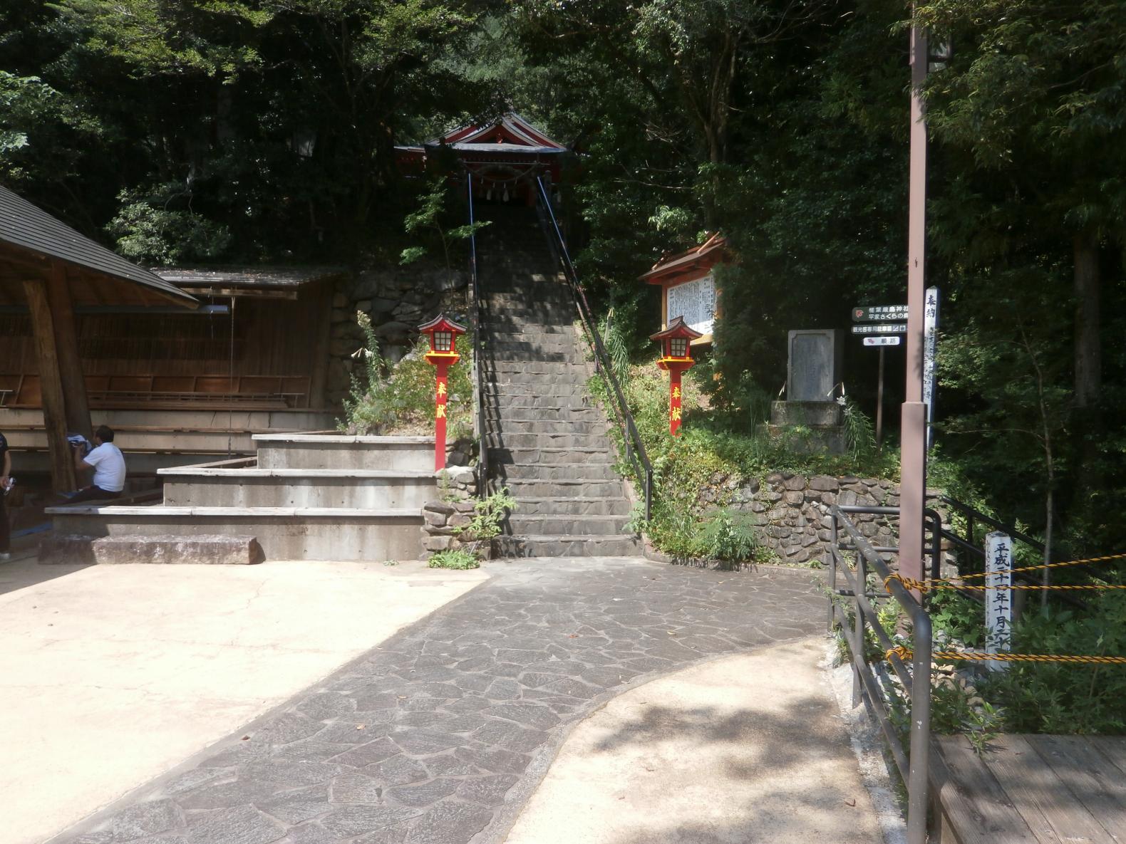 社殿までの階段-0