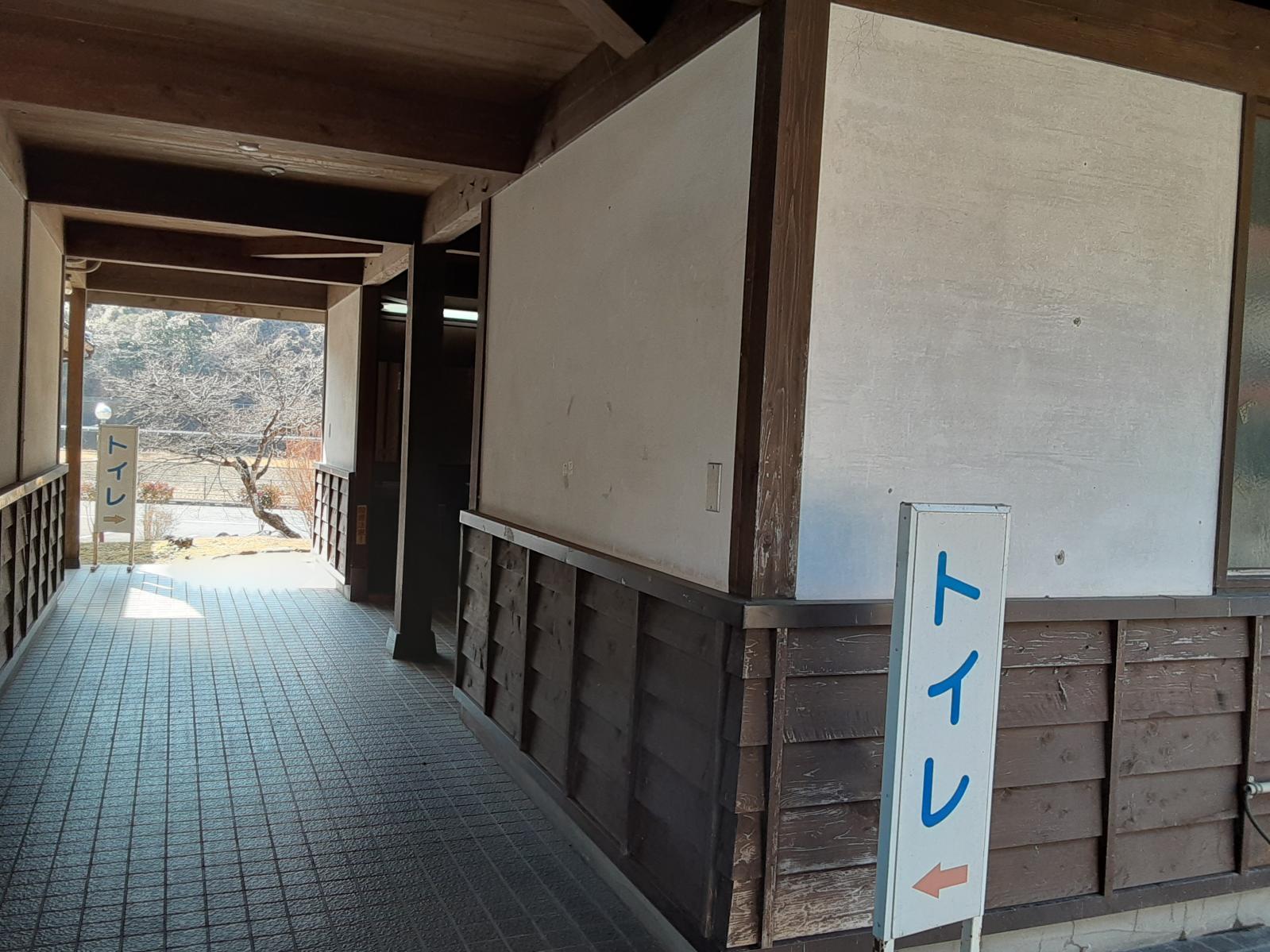 西の正倉院無料駐車場前のトイレ入口-0