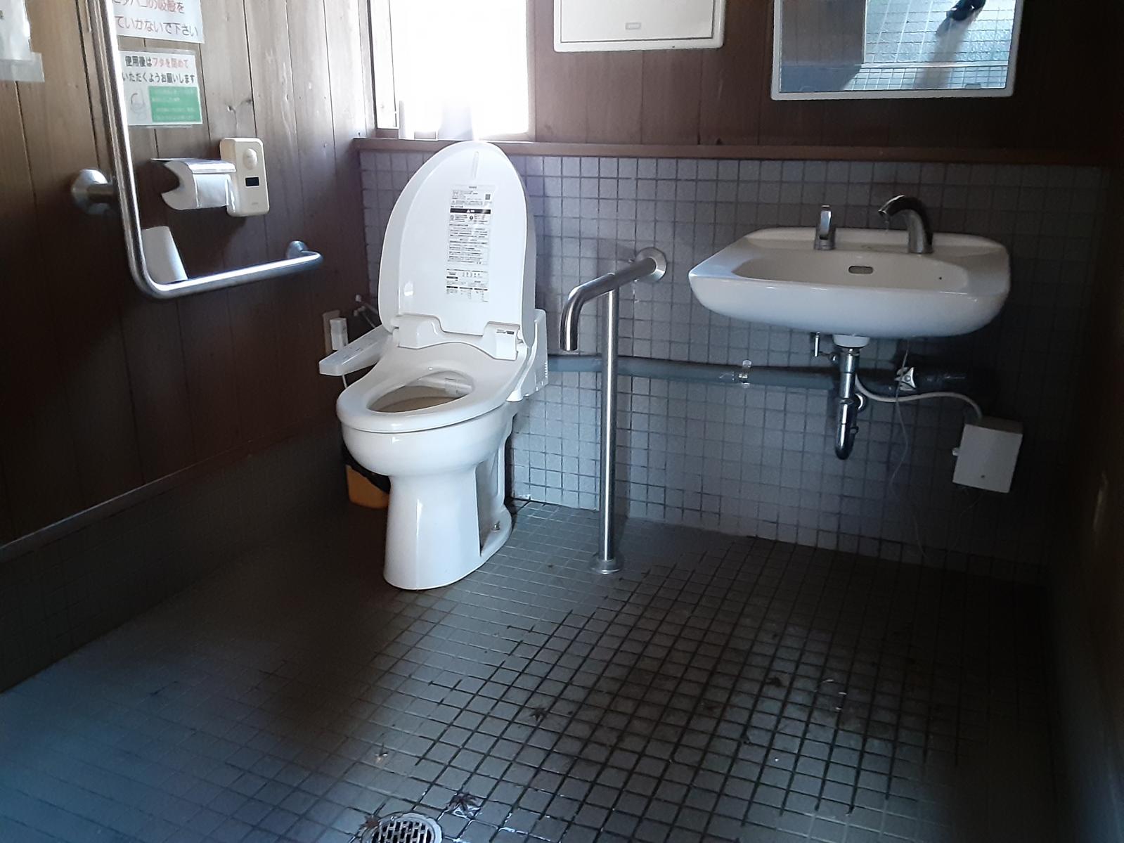 西の正倉院無料駐車場前の多目的トイレ内部-1