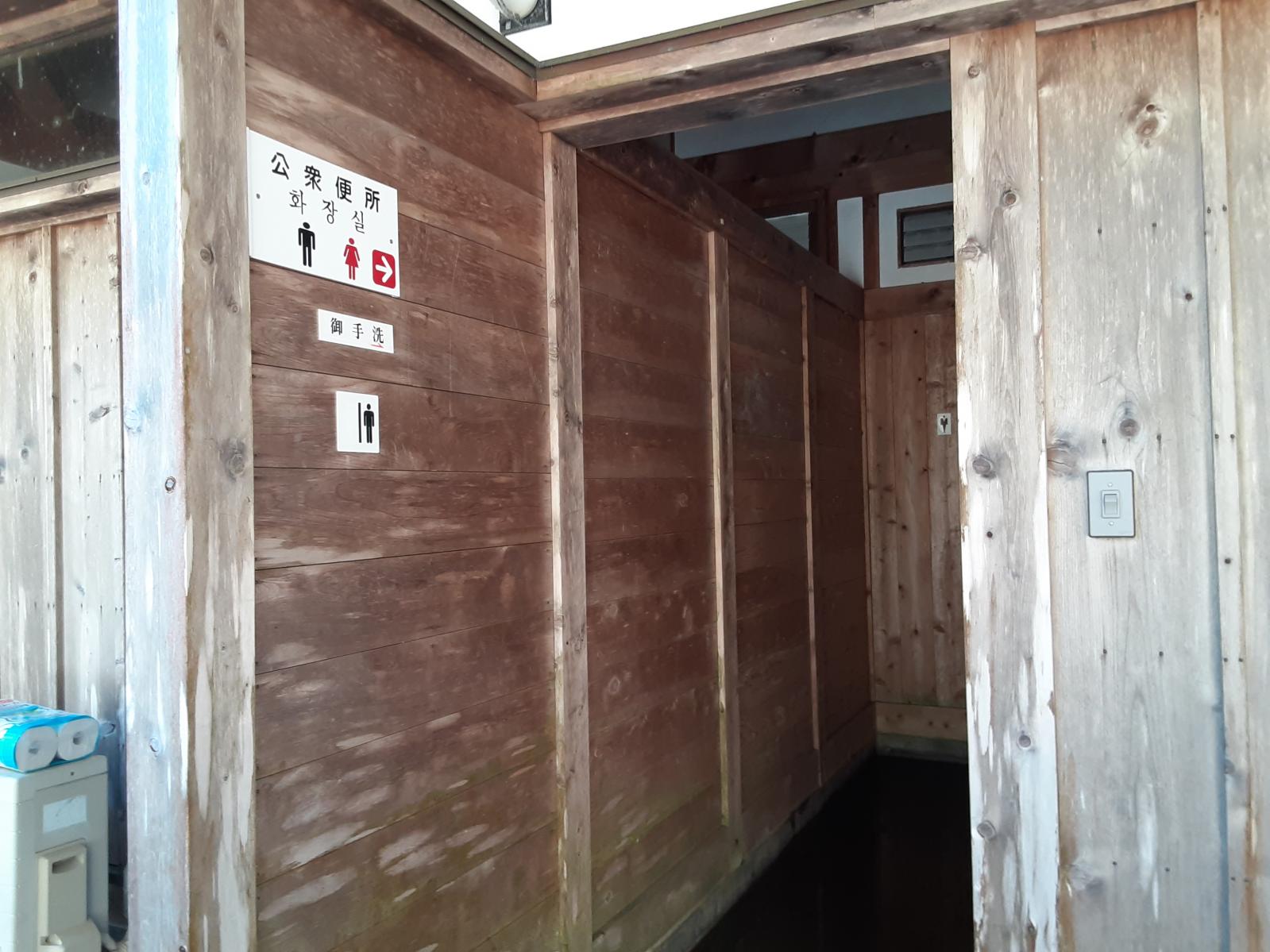 西の正倉院裏のトイレ入口(男女別トイレのみ)-2