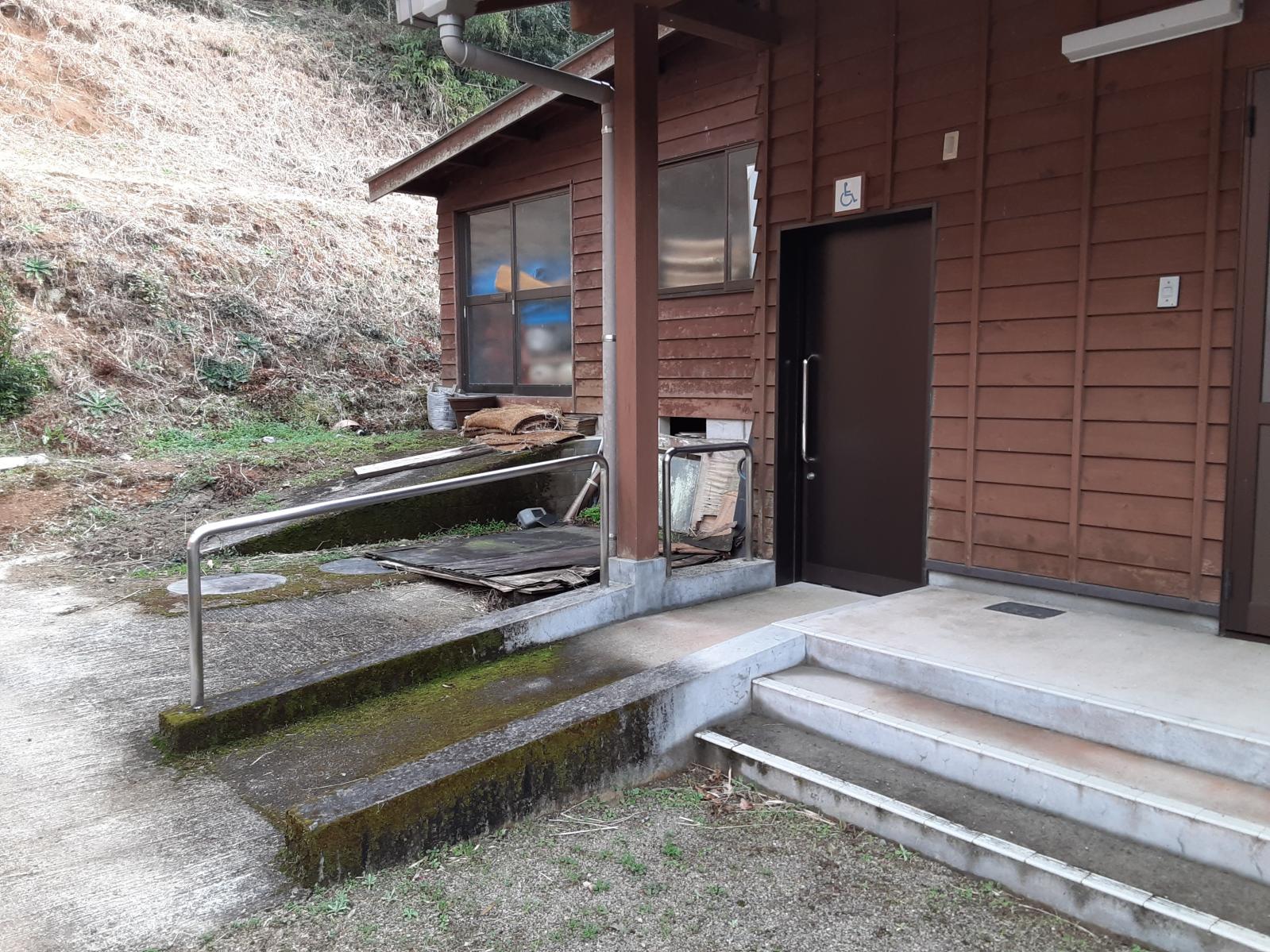 多目的トイレの外観-1